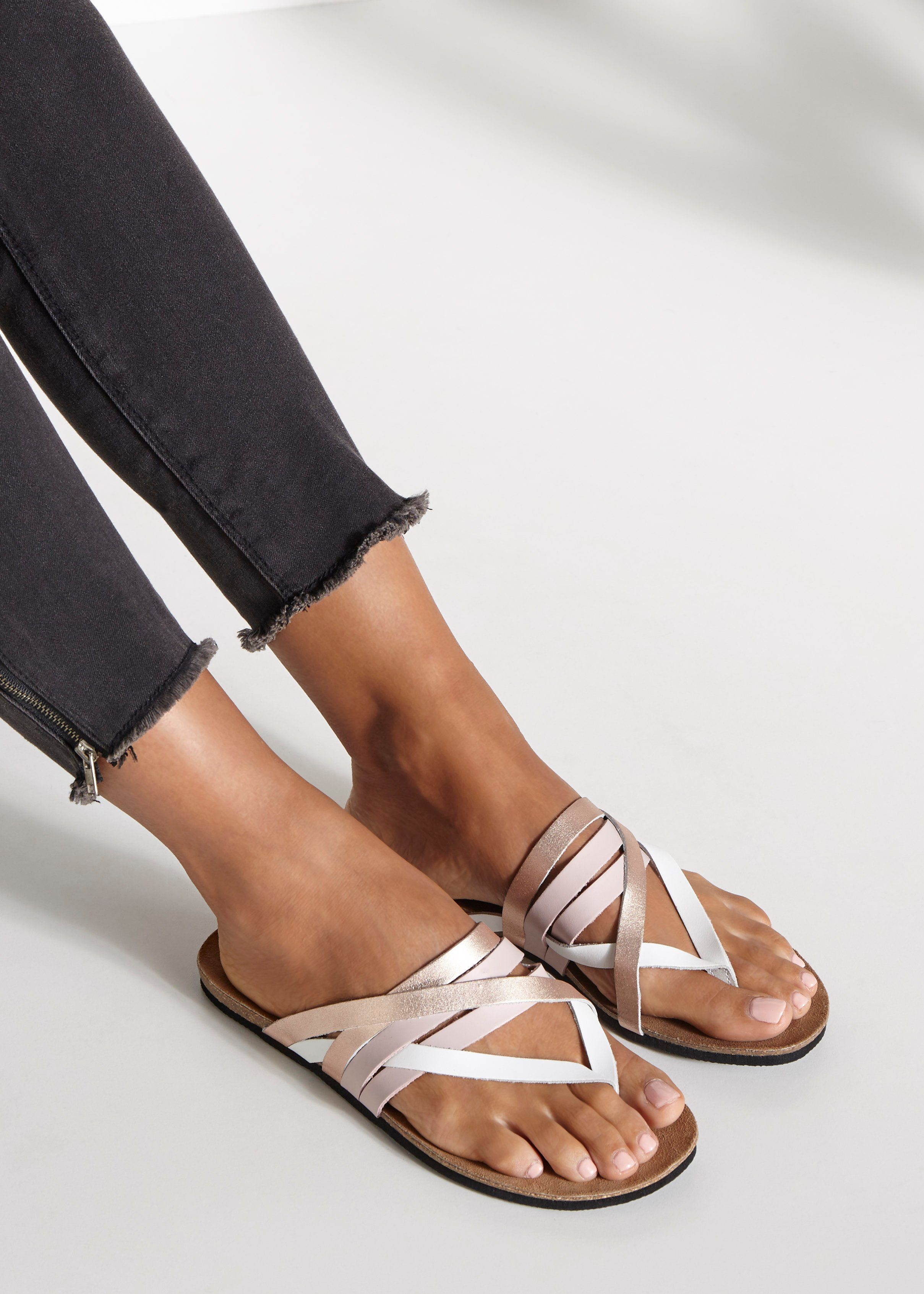 LASCANA Zehentrenner Sandale, Pantolette aus Leder mit Korkfußbett günstig online kaufen