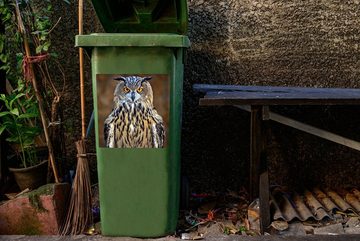 MuchoWow Wandsticker Nahaufnahme eines großen weiblichen Uhus (1 St), Mülleimer-aufkleber, Mülltonne, Sticker, Container, Abfalbehälter