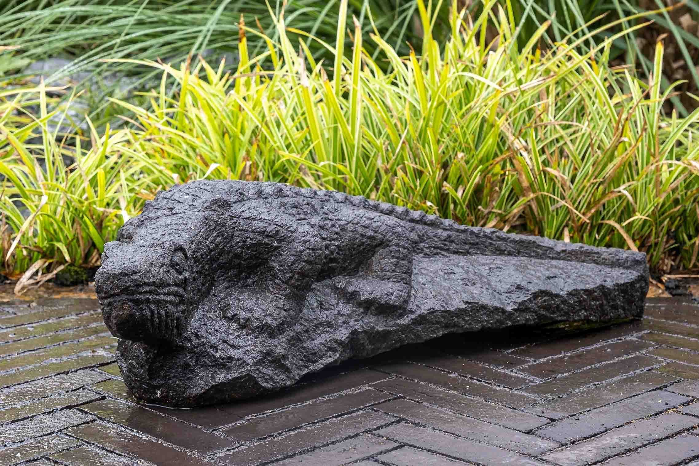 IDYL Gartenfigur IDYL Lavastein Figur Krokodil, Lavastein– ein Naturprodukt – sehr robust – witterungsbeständig gegen Frost, Regen und UV-Strahlung.