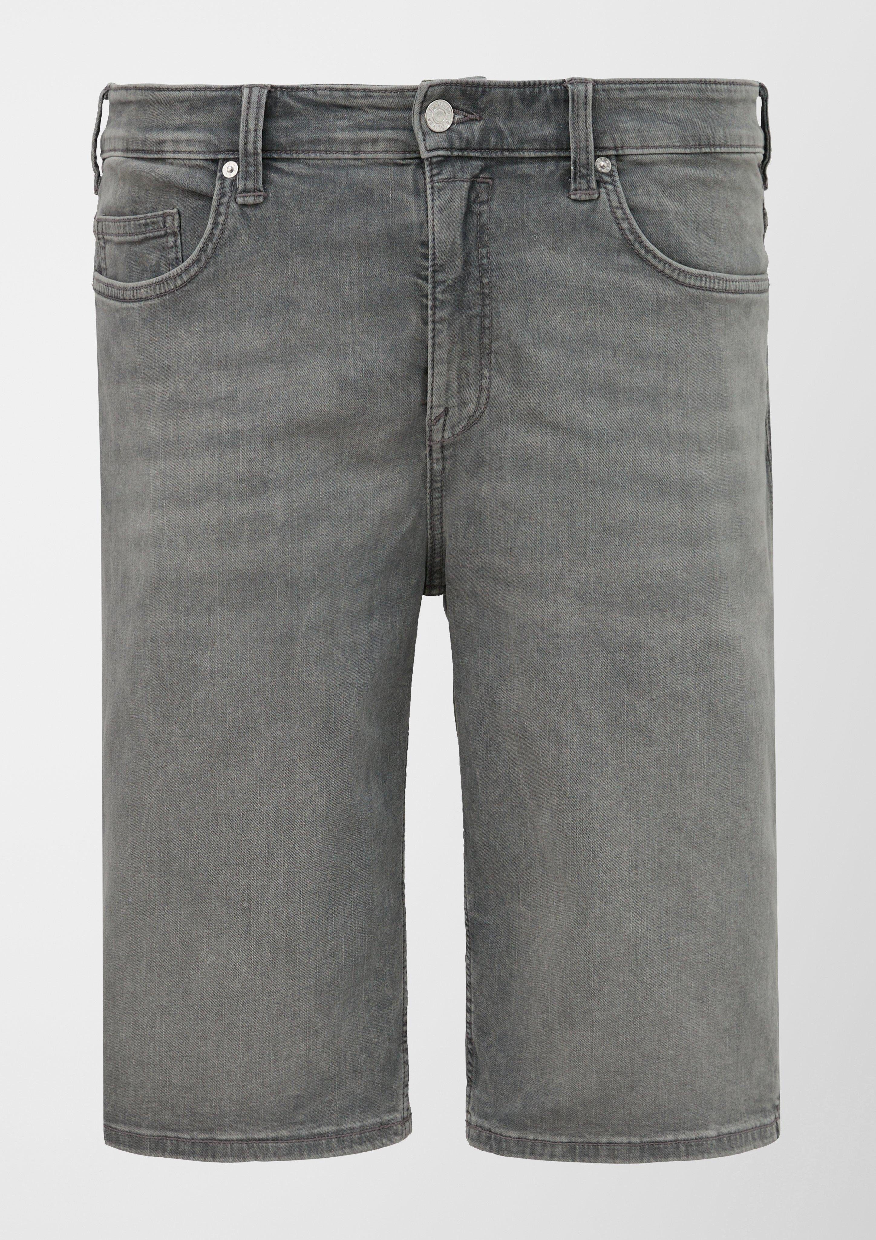 s.Oliver Jeansshorts Jeans-Bermuda Casby / Relaxed Fit / Mid Rise / Straight Leg Waschung steingrau