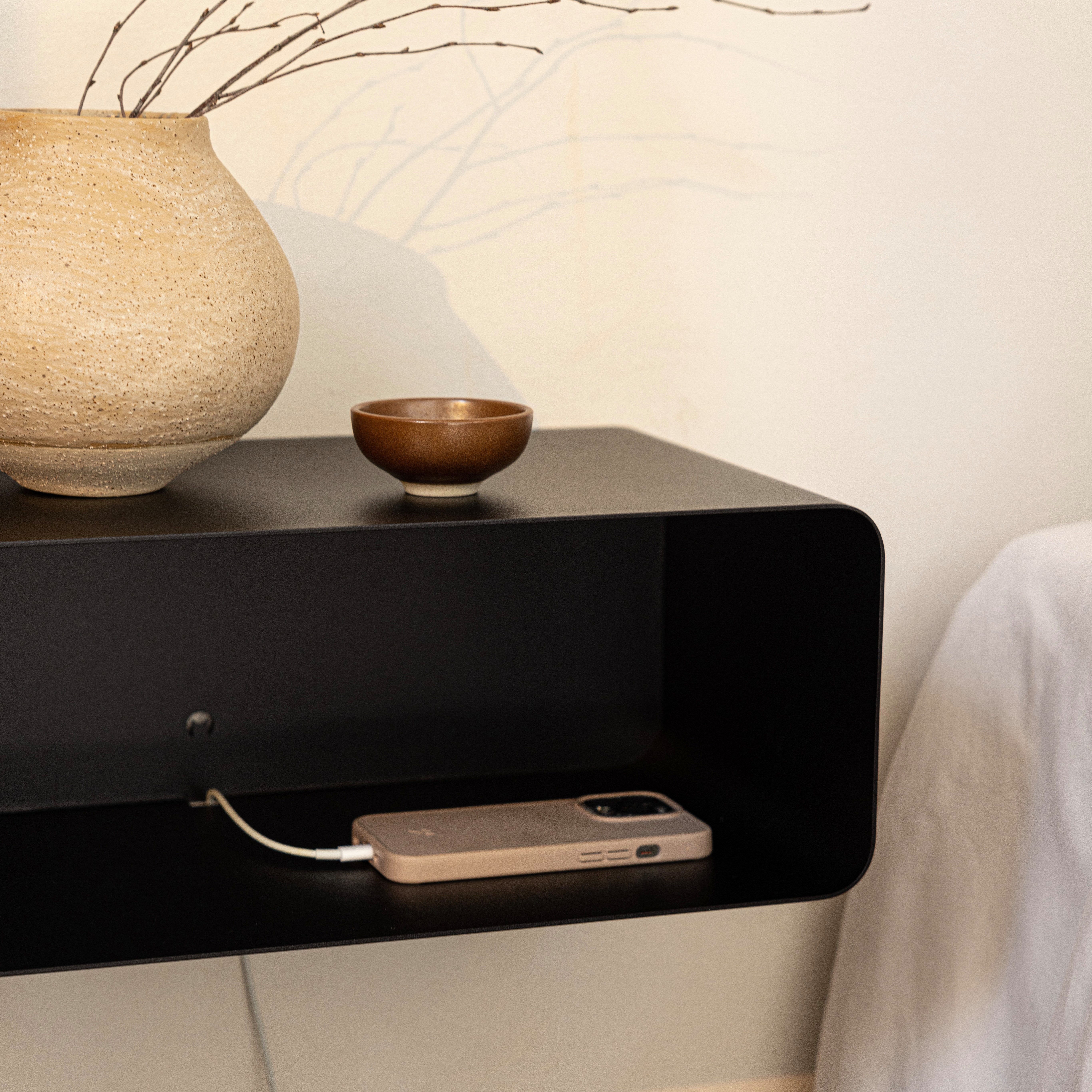 Metallbude Nachttisch NELIO, hängend mit integrierter Kabeldurchführung, Wa günstig online kaufen