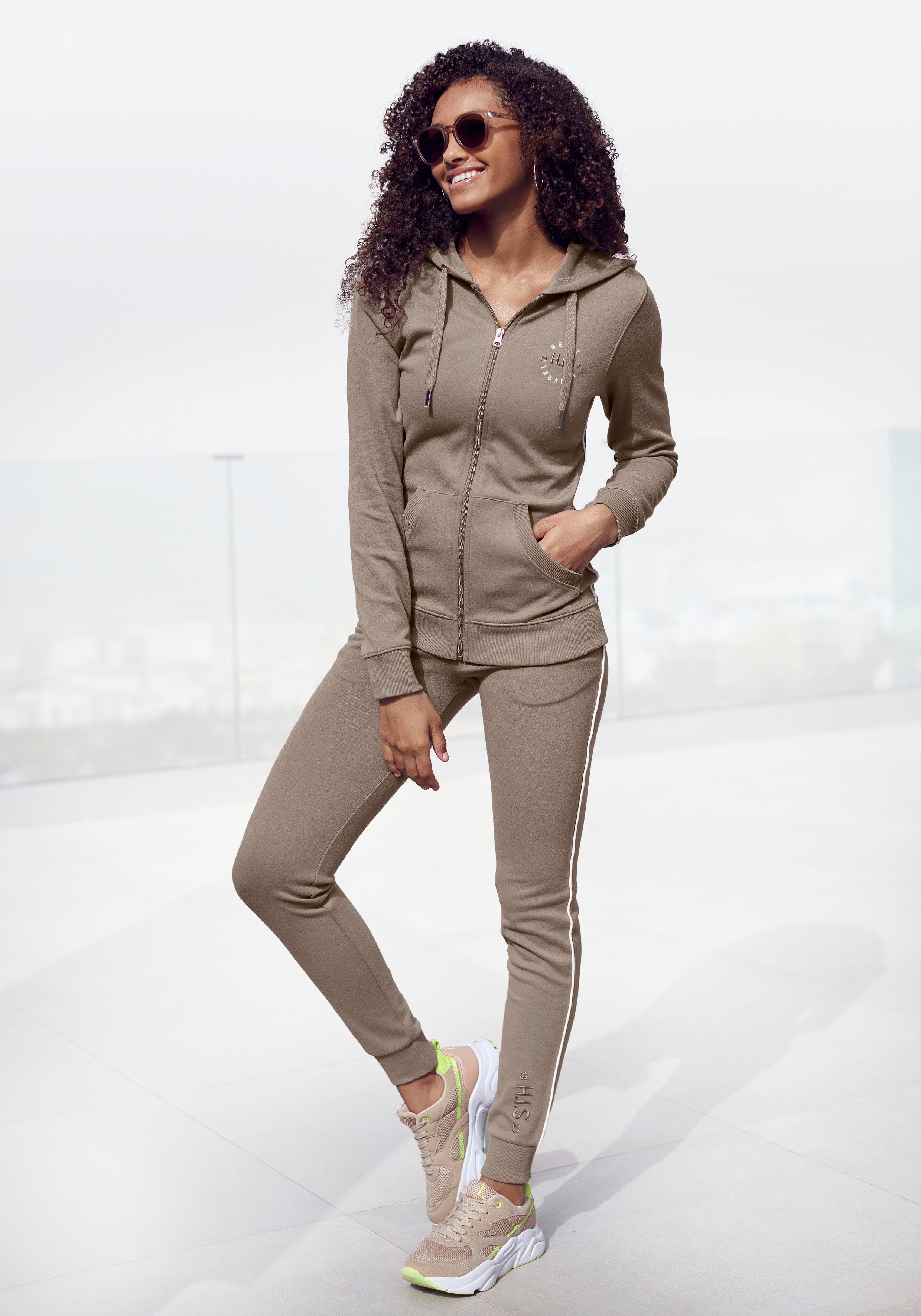 H.I.S Kapuzensweatjacke mit seitlichem Piping und kleiner Markenstickerei, Loungewear