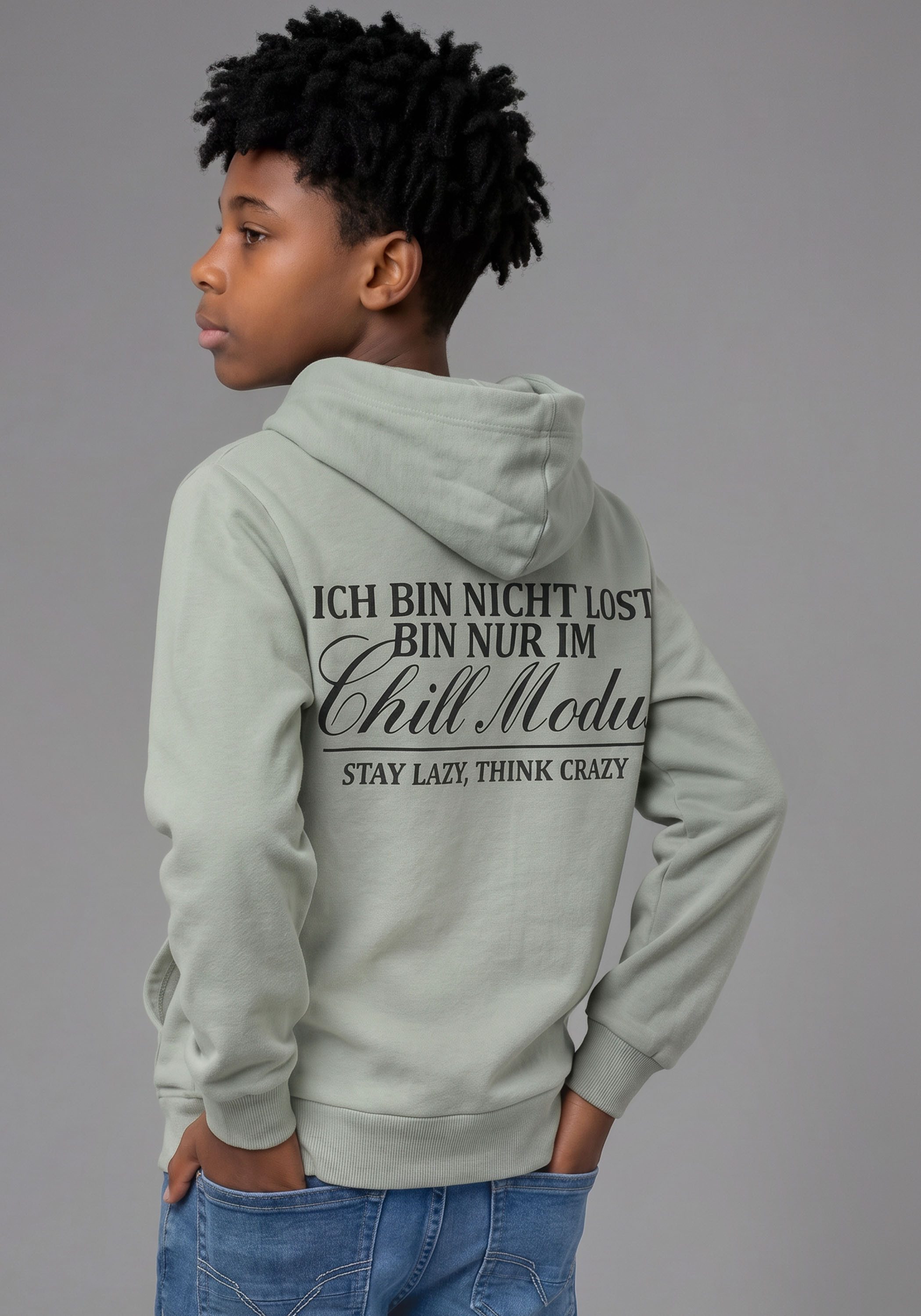 KIDSWORLD Kapuzensweatshirt Hoodie mit Spruch vorne und hinten mit Kapuze, Langarm, hüftbedeckend, mit Kängurutasche
