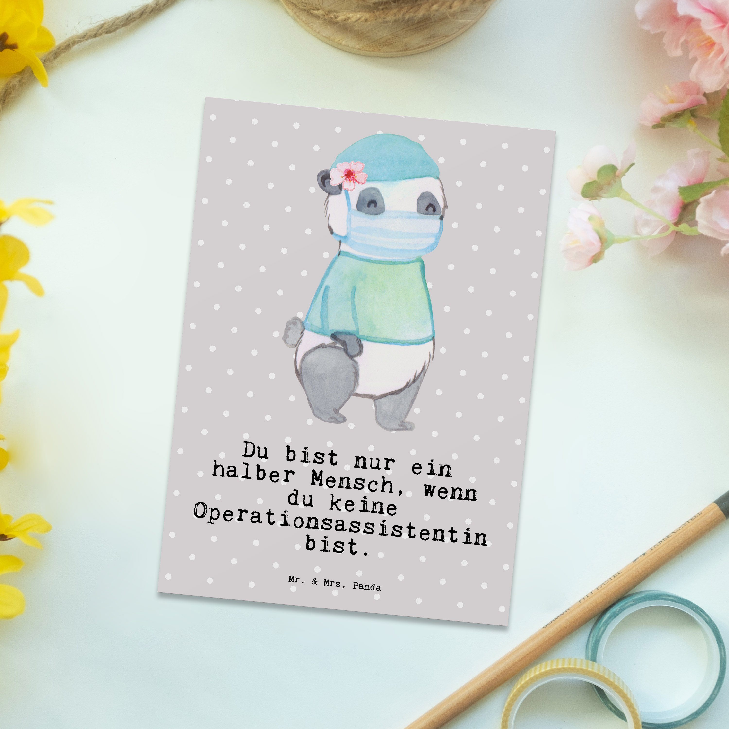 Mr. & Mrs. Panda Postkarte Operationsassistentin mit Herz - Grau Pastell - Geschenk, Ansichtskar