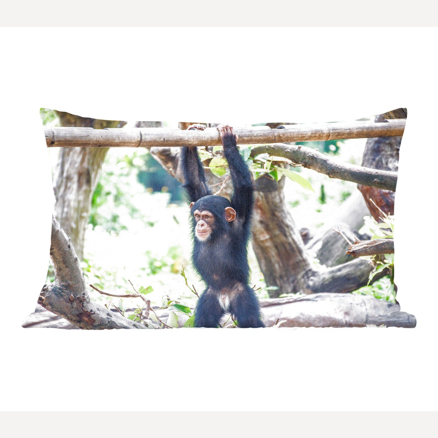 MuchoWow Dekokissen Ein junger Schimpanse hängt an einem Ast inmitten der Natur, Wohzimmer Dekoration, Zierkissen, Dekokissen mit Füllung, Schlafzimmer