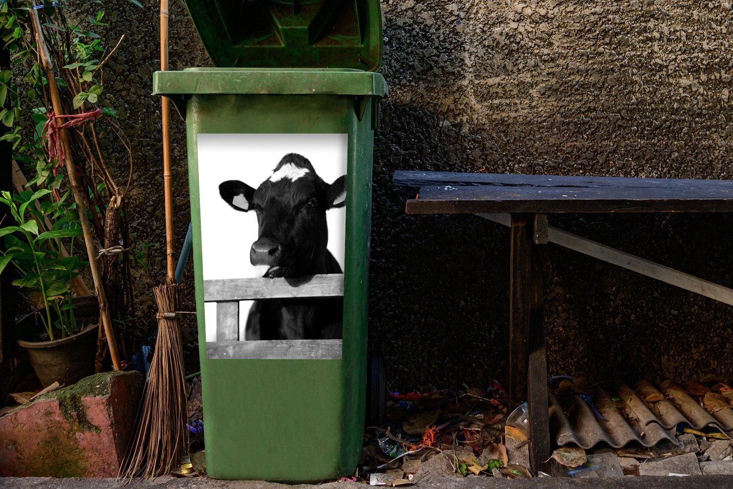 schwarz streckt Container, heraus ihre Mülltonne, weiß Sticker, und Zunge Kuh MuchoWow - Wandsticker (1 St), Abfalbehälter Mülleimer-aufkleber,