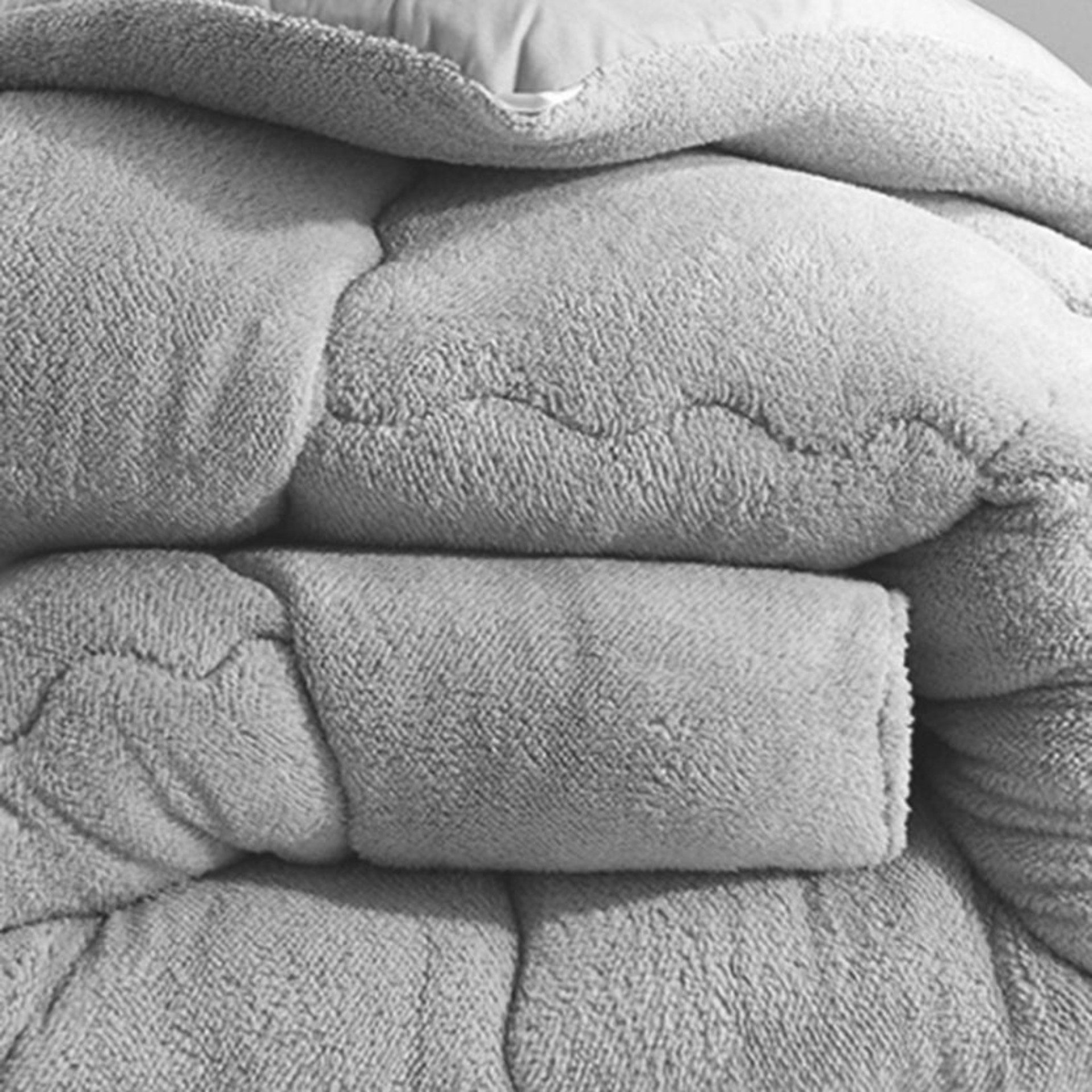 Nordic Schiller 4-Jahreszeitenbett Luxus Wellsoft Steppdecke doppelseitig Grau – Ganzjahresdecke, Füllung: mit 300 g/m² Füllung, Bezug: Wellsoft (Winterseite),  – Bild 4 von 5