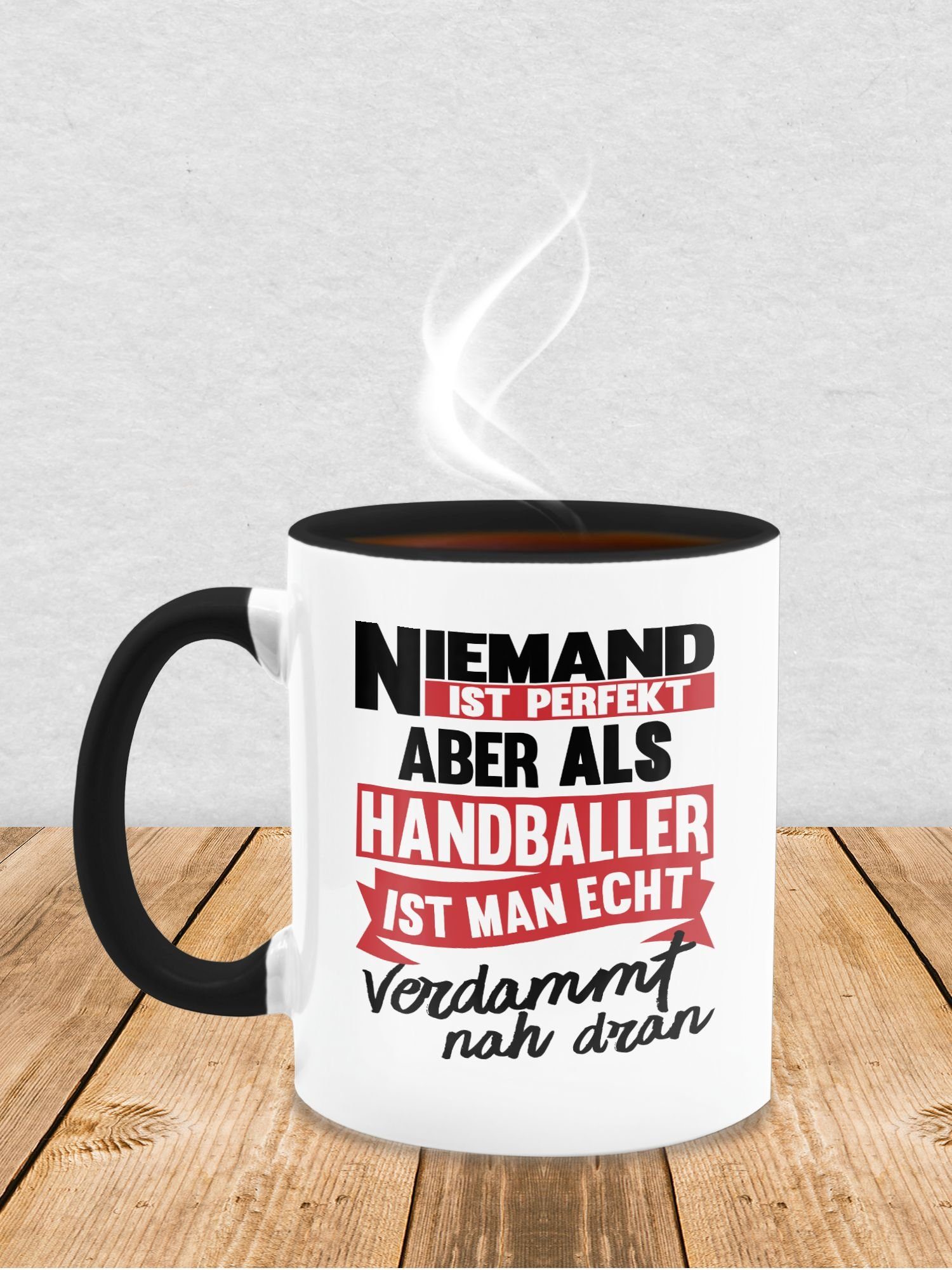 nah perfekt Statement ist dran. verdammt Tas, aber Schwarz man Handballer als Keramik, Niemand Tasse ist 1 Shirtracer Sprüche