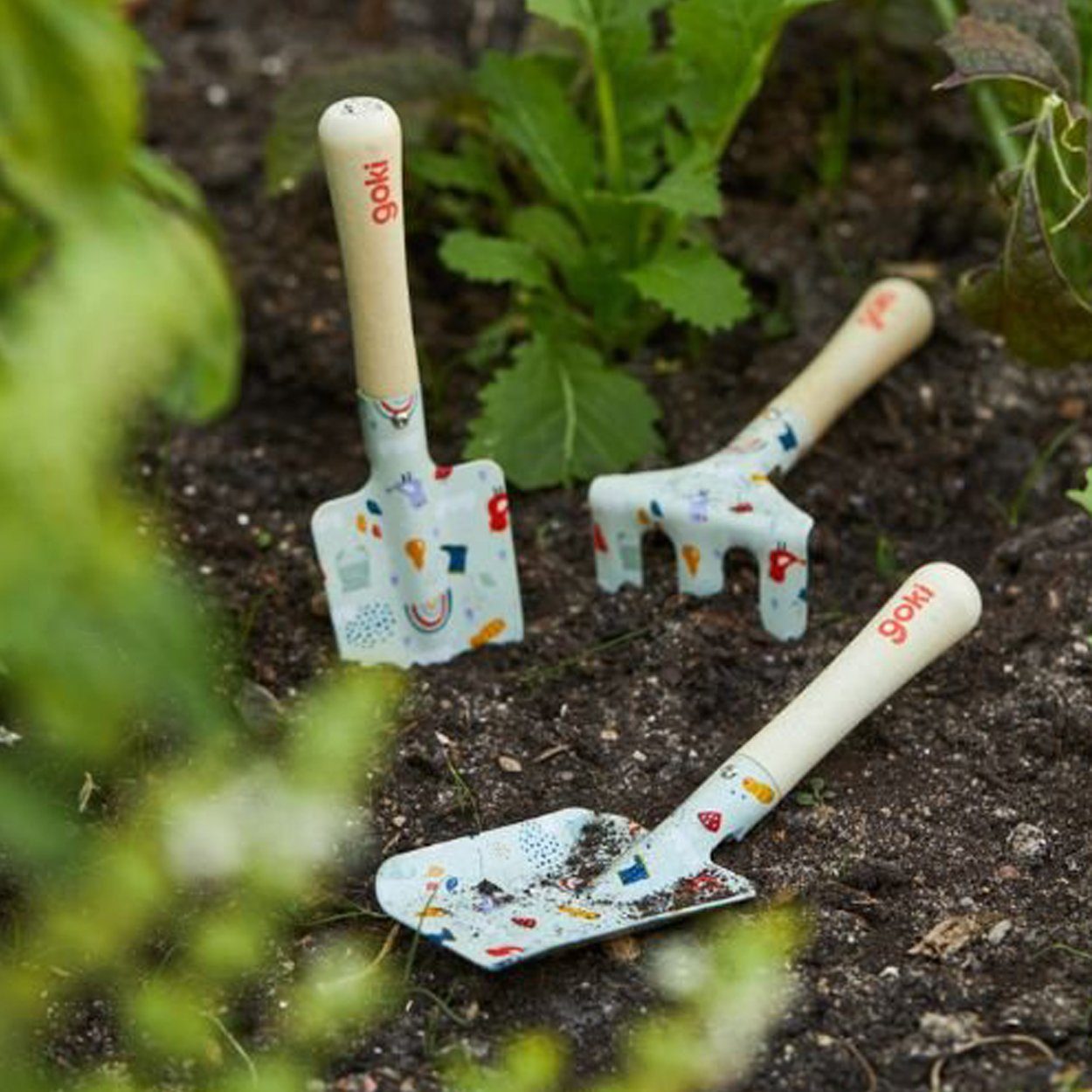 goki Spielzeug-Gartenset Gartengeräte-Set, Frühling, (packung, 3-tlg., set), Mit Holzgriff und ohne scharfe Kanten.