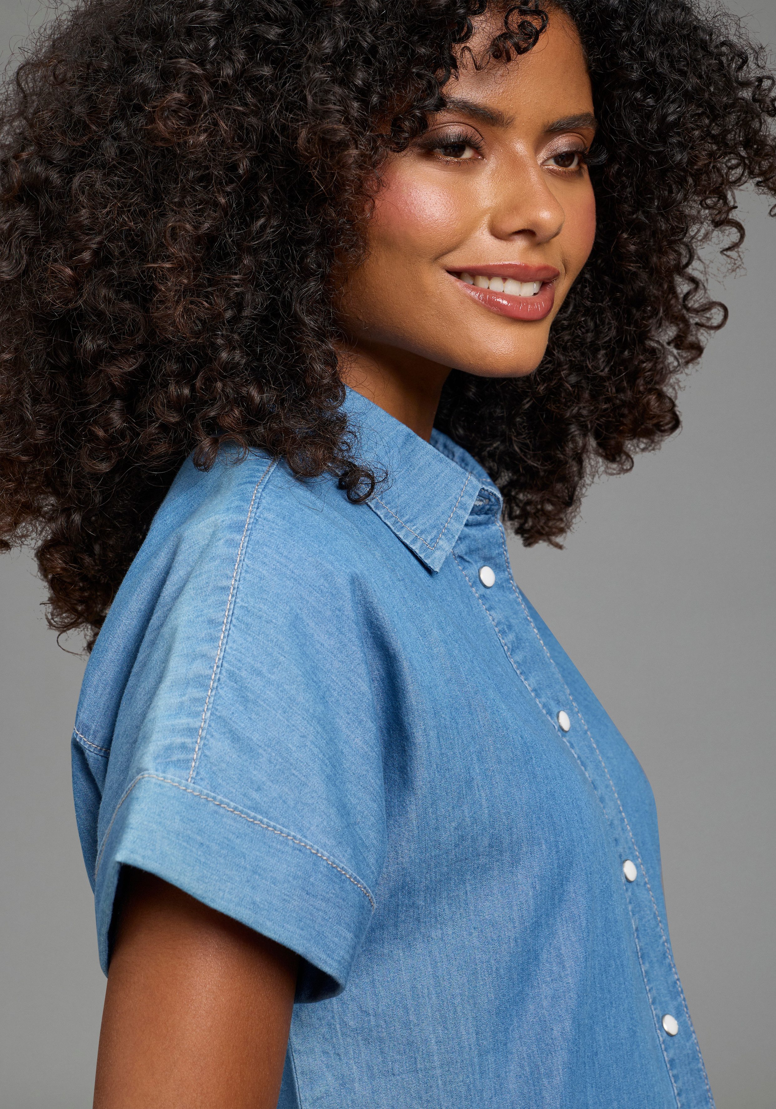 Arizona Jeansbluse halbarm mit Hemdblusenkragen, Comfort Fit, auch in großen Größen – Bild 2 von 5