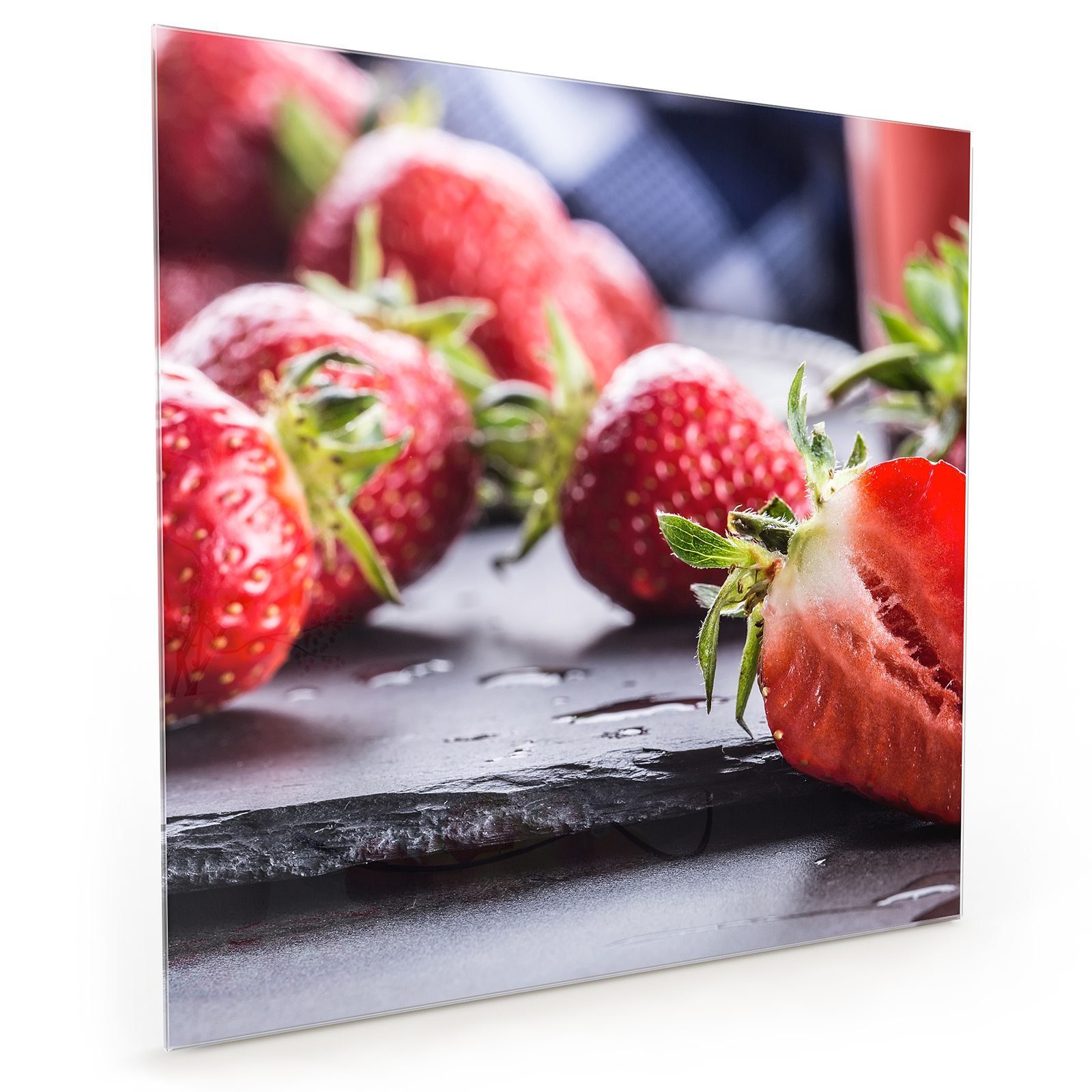 Erdbeeren Glas Motiv mit Schiefer Spritzschutz auf Küchenrückwand Primedeco Küchenrückwand