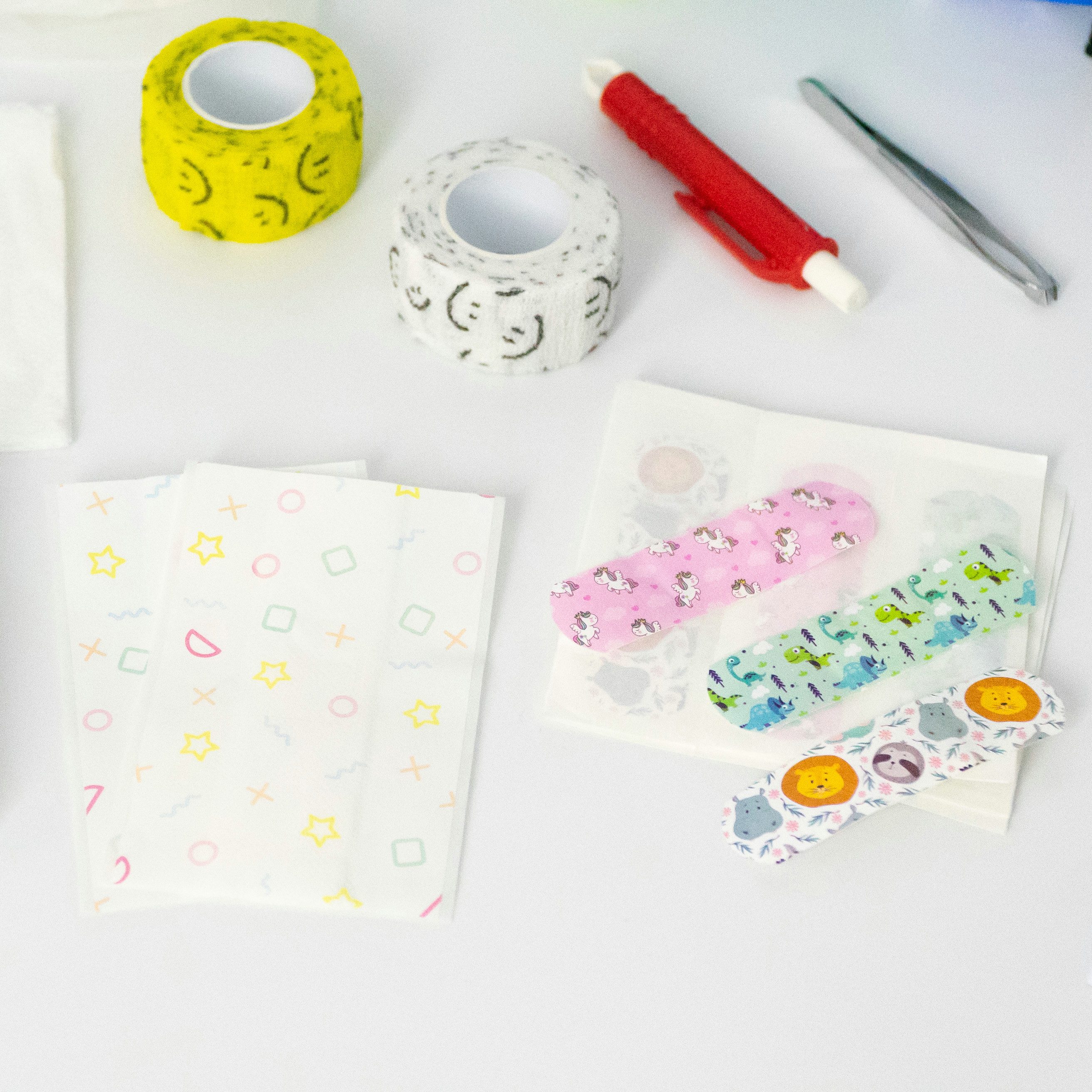 FLEXEO Erste-Hilfe-Set für Kinder, (1 St), mit süßen Pflastermotiven, Stickern & Fingerpuppe