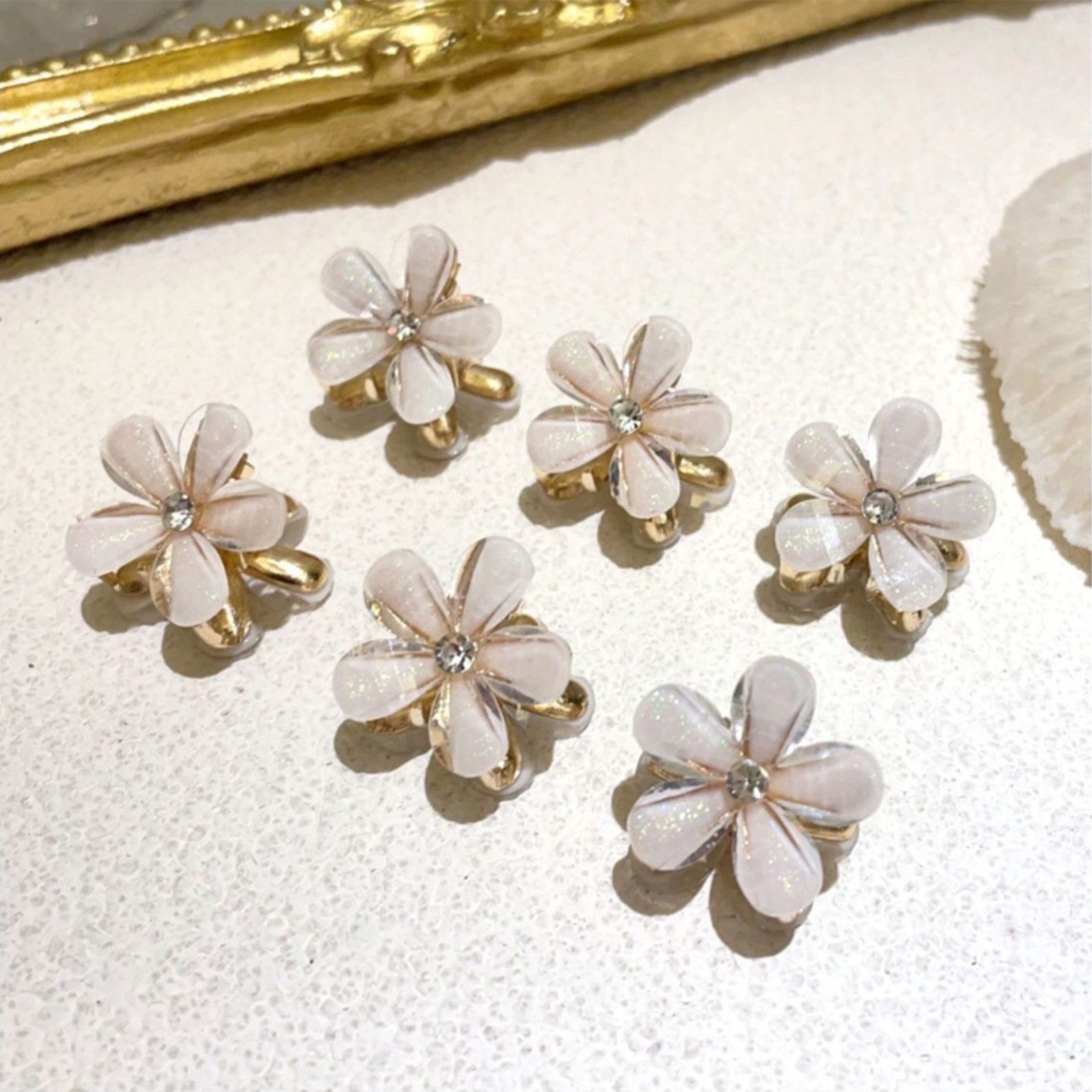 MOPUEA Haarspange Haarspange Mini süße Blumenform Kristall Klammern 0.79inch 10 Stück, Haaraccessoire-Set, 10 Mini Blumen Krallenklammern in Beige, Leicht, rutschfest, langlebig, elegant, vielseitig
