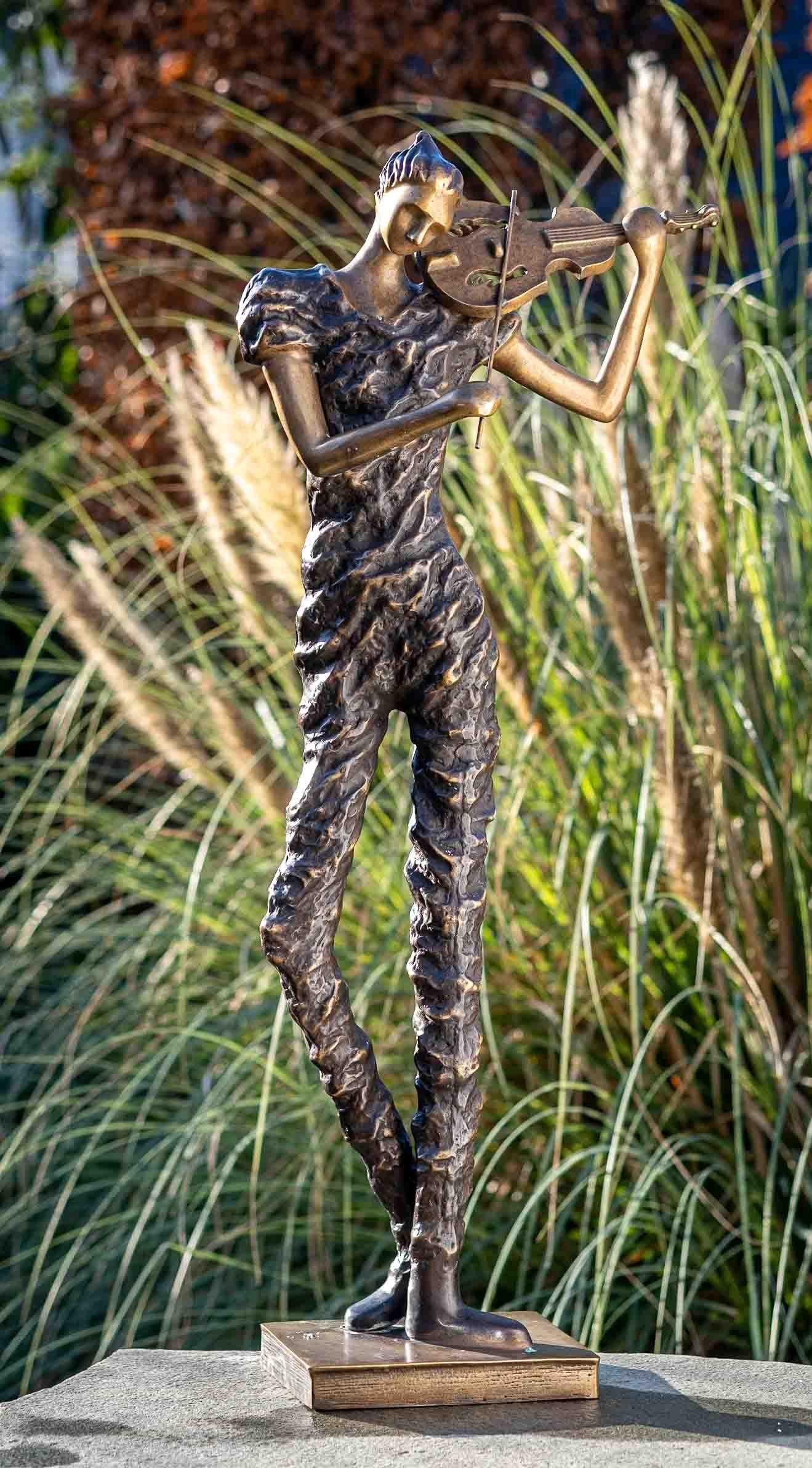 IDYL Gartenfigur IDYL Bronze-Skulptur Moderner Geiger, Bronze – sehr robust – Langlebig – witterungsbeständig gegen Frost, Regen und UV-Strahlung. Die Modelle werden in Wachsausschmelzverfahren in Bronze gegossen und von Hand patiniert.