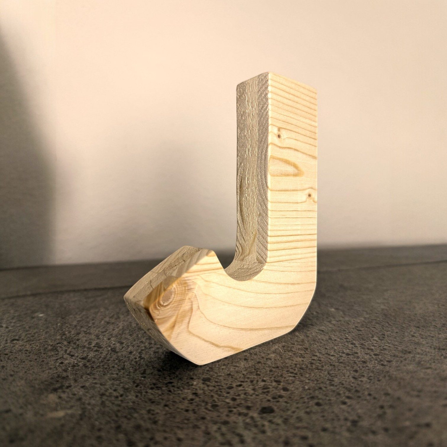 Zayno Deko-Buchstaben Holzbuchstabe "J" aus massivem Fichtenholz (Packung, 1 St., Fördert das Kennenlernen des Alphabetes), in liebevoller Handarbeit aus hochwertigem Fichtenholz gefertigt.