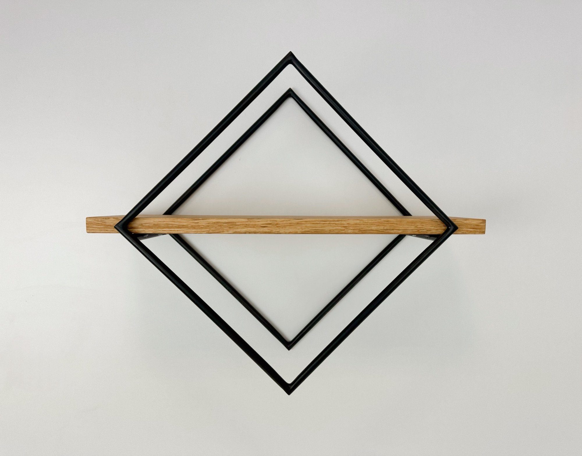 andas Wandregal Aken, Aus Metall mt Ablagefäche aus massiver Eiche