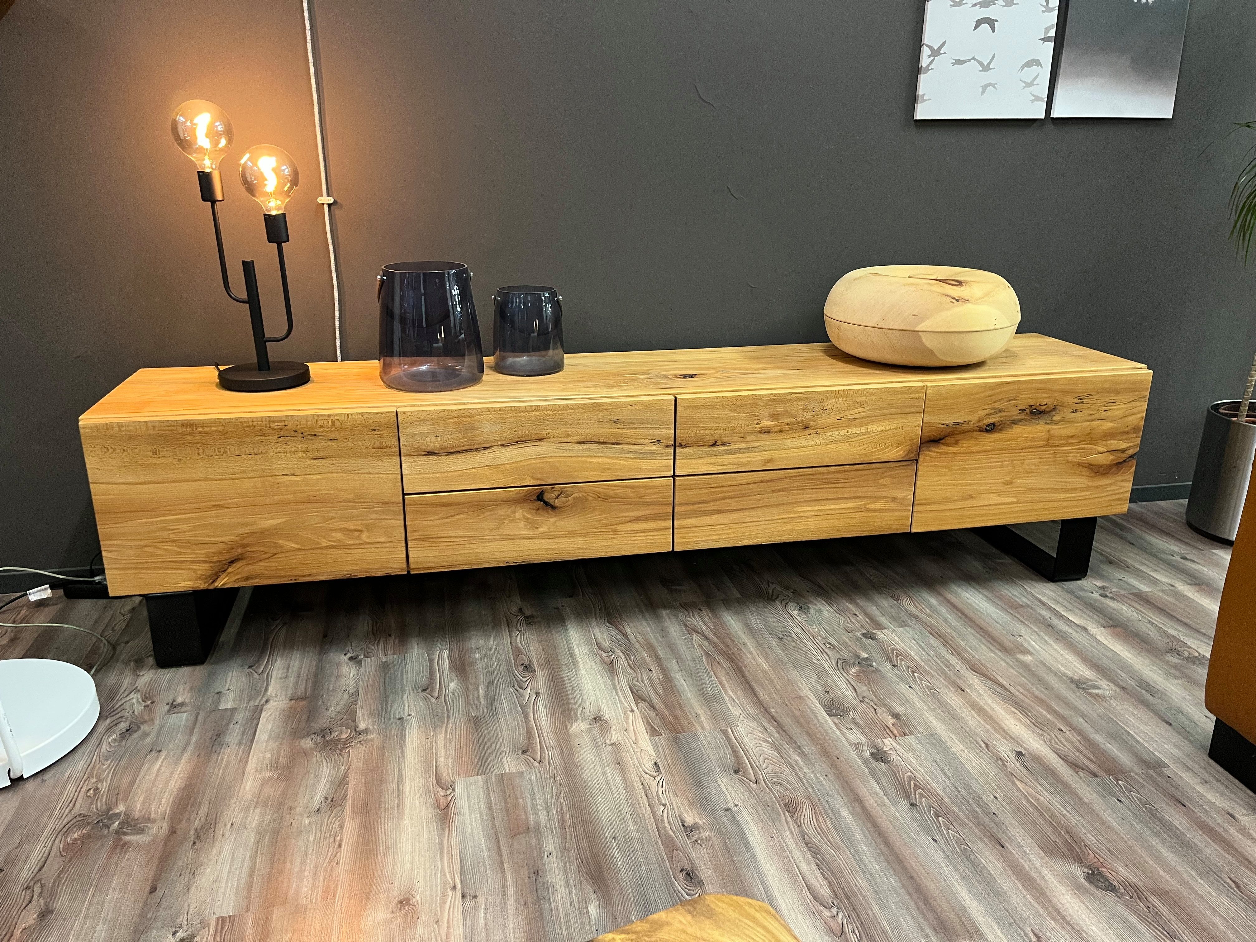 Möbel Specht Lowboard Oslo Steel Kernbuche massiv (Kommode, griffloses Design), Kufen schwarz lackiert