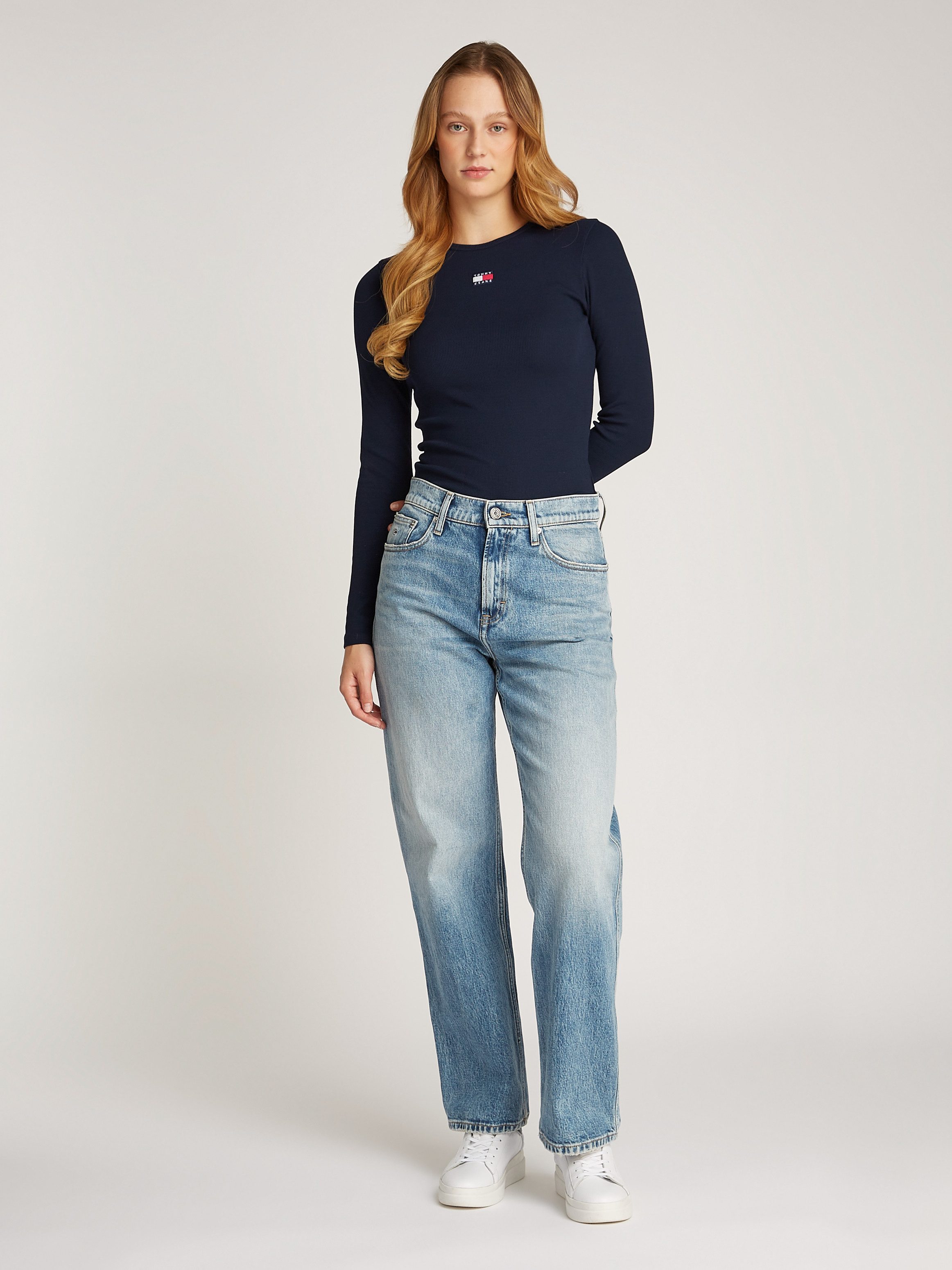 Tommy Jeans Langarmshirt TJW SLIM LS BADGE TEE EXT Baumwollmischung, slim fit