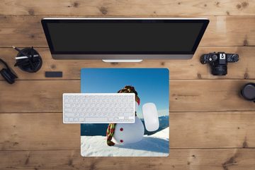 MuchoWow Gaming Mauspad Eine Weihnachtspuppe in der verschneiten Landschaft im Winter (1-St), Mousepad mit Rutschfester Unterseite, Gaming, 40x40 cm, XXL, Großes