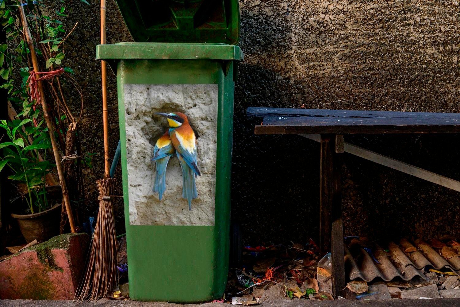 Ein Abfalbehälter Loch St), Mülltonne, dem MuchoWow Sticker, selbstgebauten sitzt (1 Container, Mülleimer-aufkleber, Wandsticker neben Bienenfresser