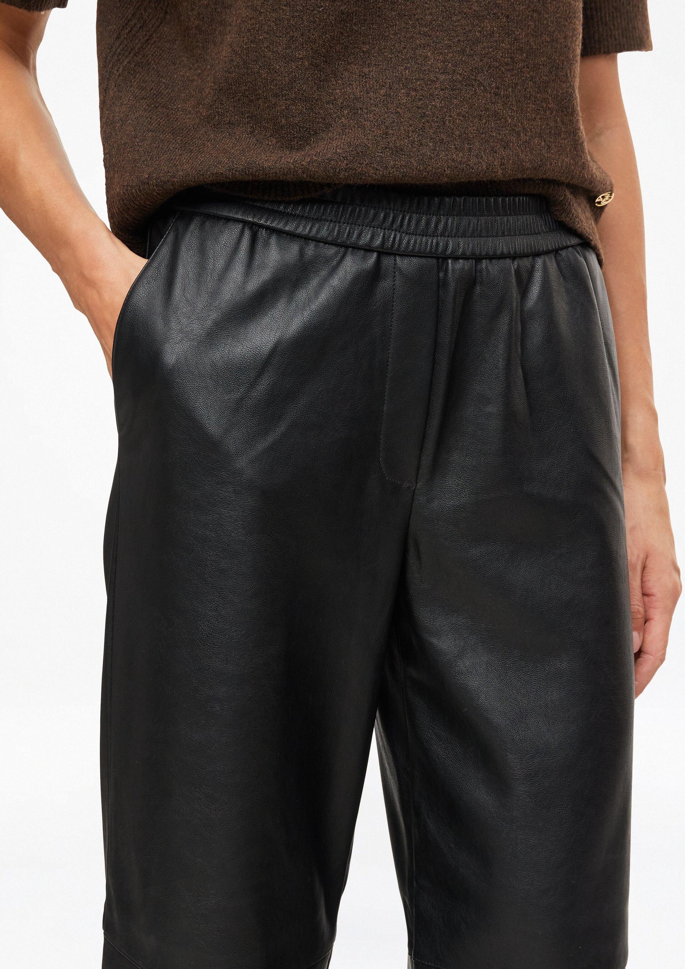 s.Oliver Chinos Hose Hose in Leder-Optik mit Elastikbund – Bild 4 von 5
