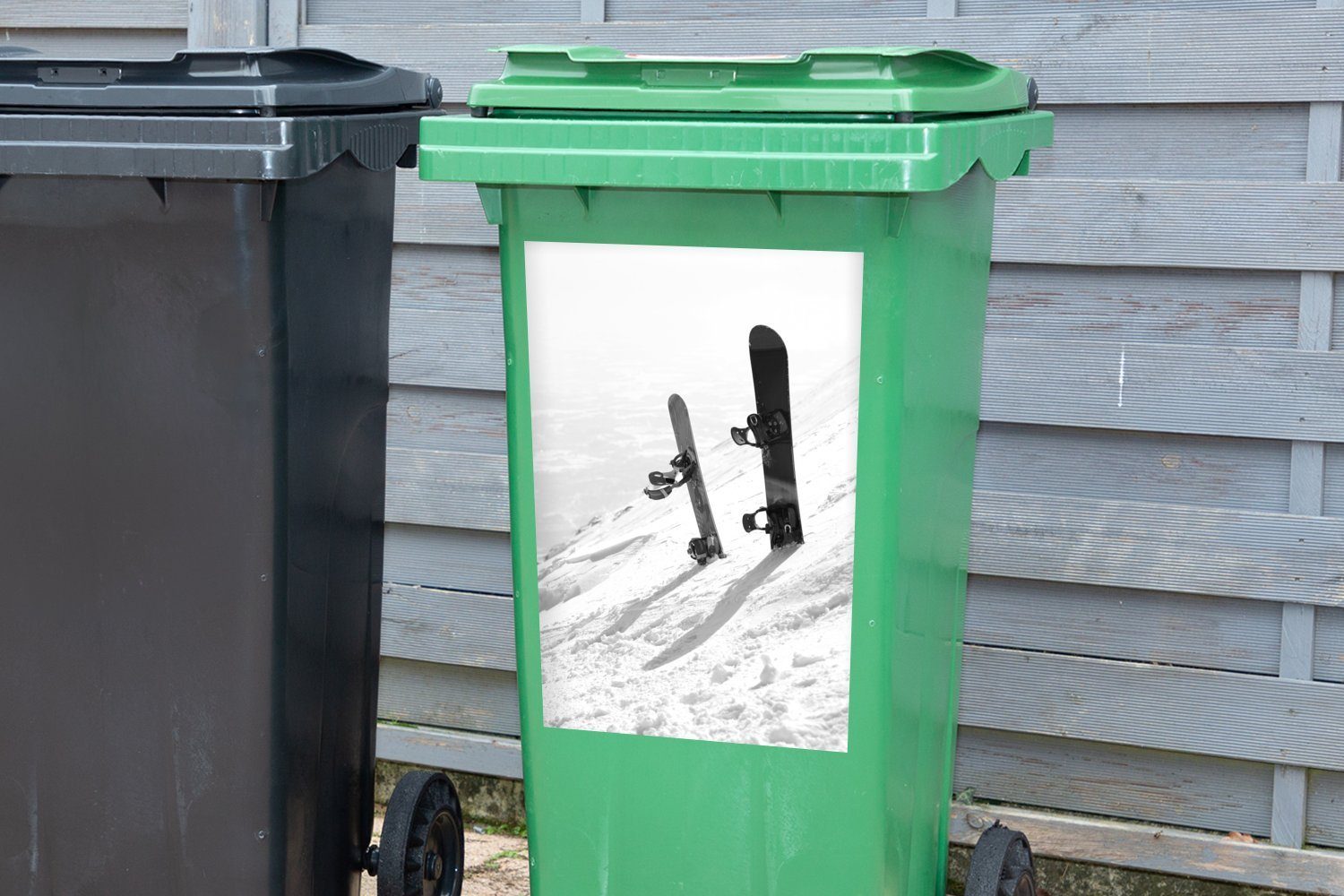 MuchoWow Wandsticker Zwei Snowboards stehen Schneedecke Container, Sticker, schwarz dicken aufrecht (1 Abfalbehälter in St), - Mülltonne, einer Mülleimer-aufkleber