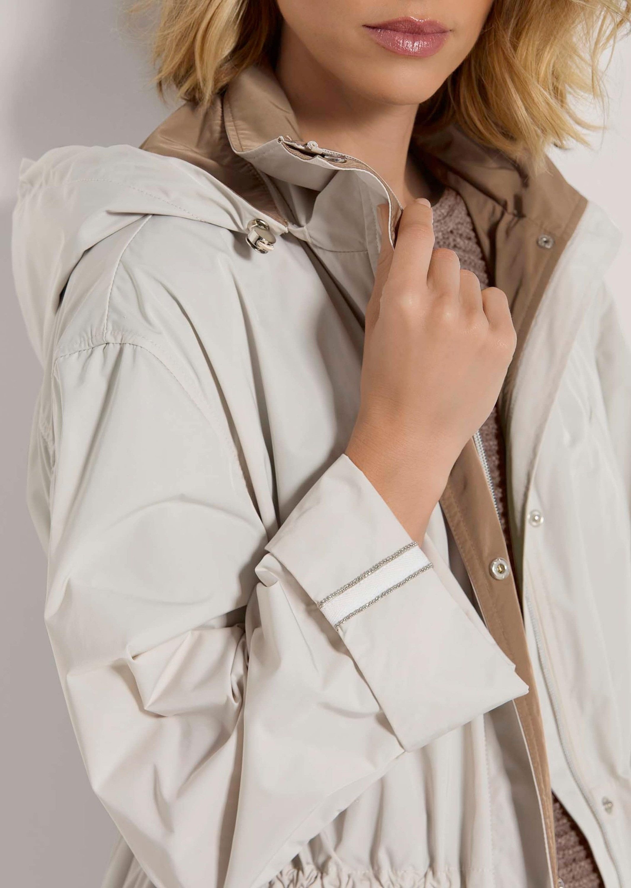 MADELEINE Outdoorjacke Longjacke mit abnehmbarer Kapuze Unifarbenes Design mit hohem Stehkragen und verdecktem Zipper