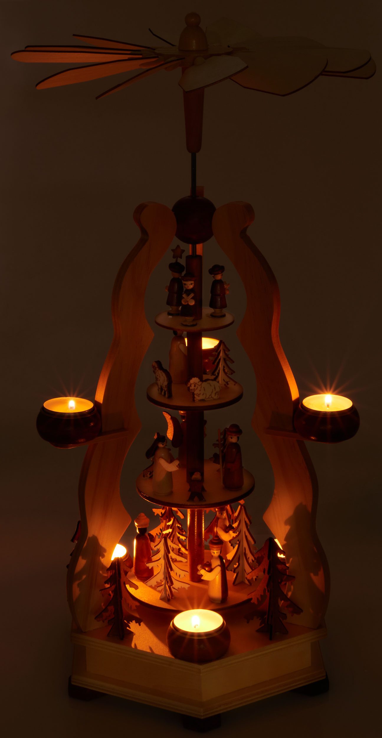 BRUBAKER Weihnachtspyramide Teelichtpyramide Weihnachten - Tischpyramide für 6x Pyramidenteelicht, 55cm Tischpyramide Pyramide + Könige, Sternsinger, Maria, Josef, Jesus