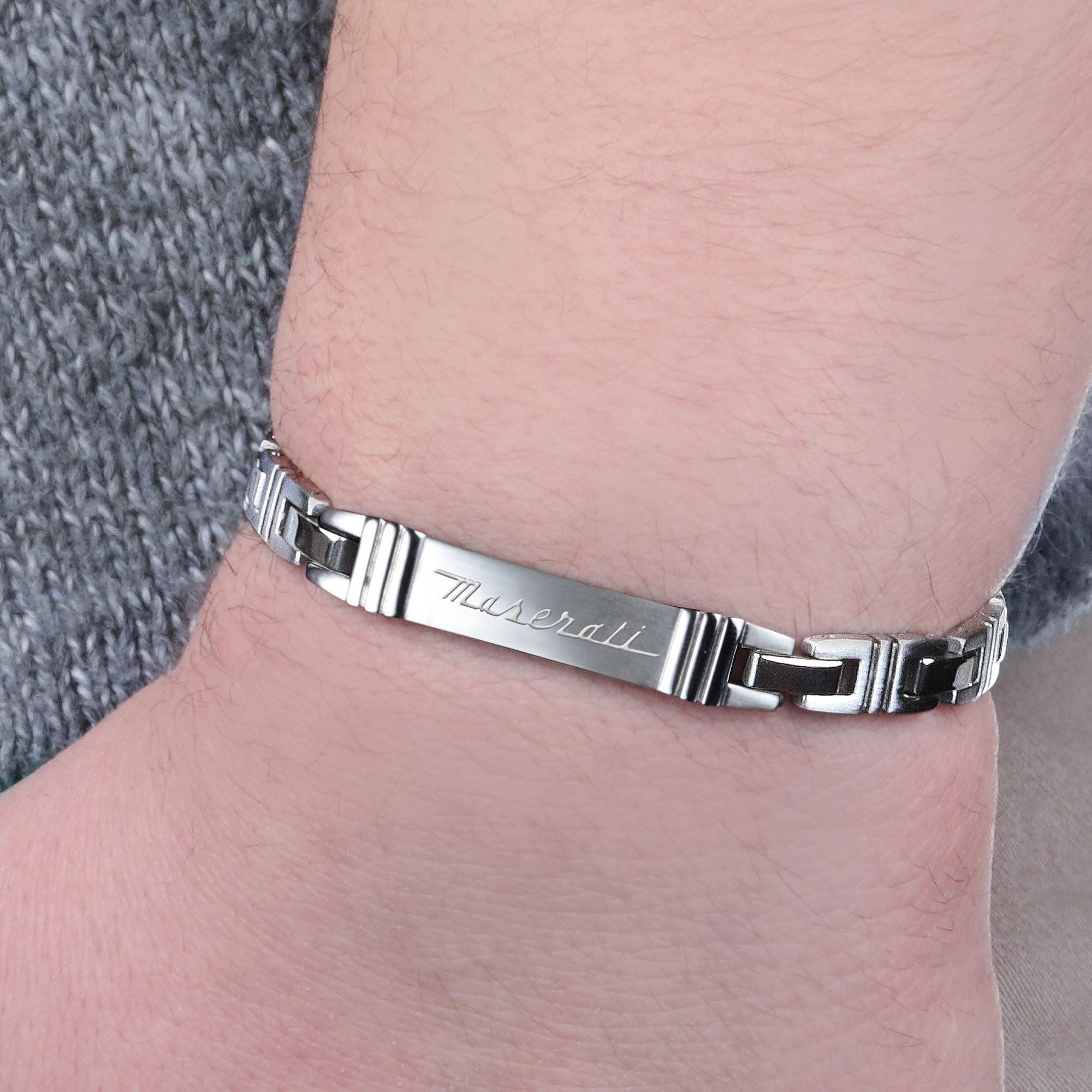 MASERATI Armband Iconic JM218AMF03, 20,5 cm – Herrenarmband aus Edelstahl in Silber, Maskuliner Schmuck mit Gravur & Logo-Detail