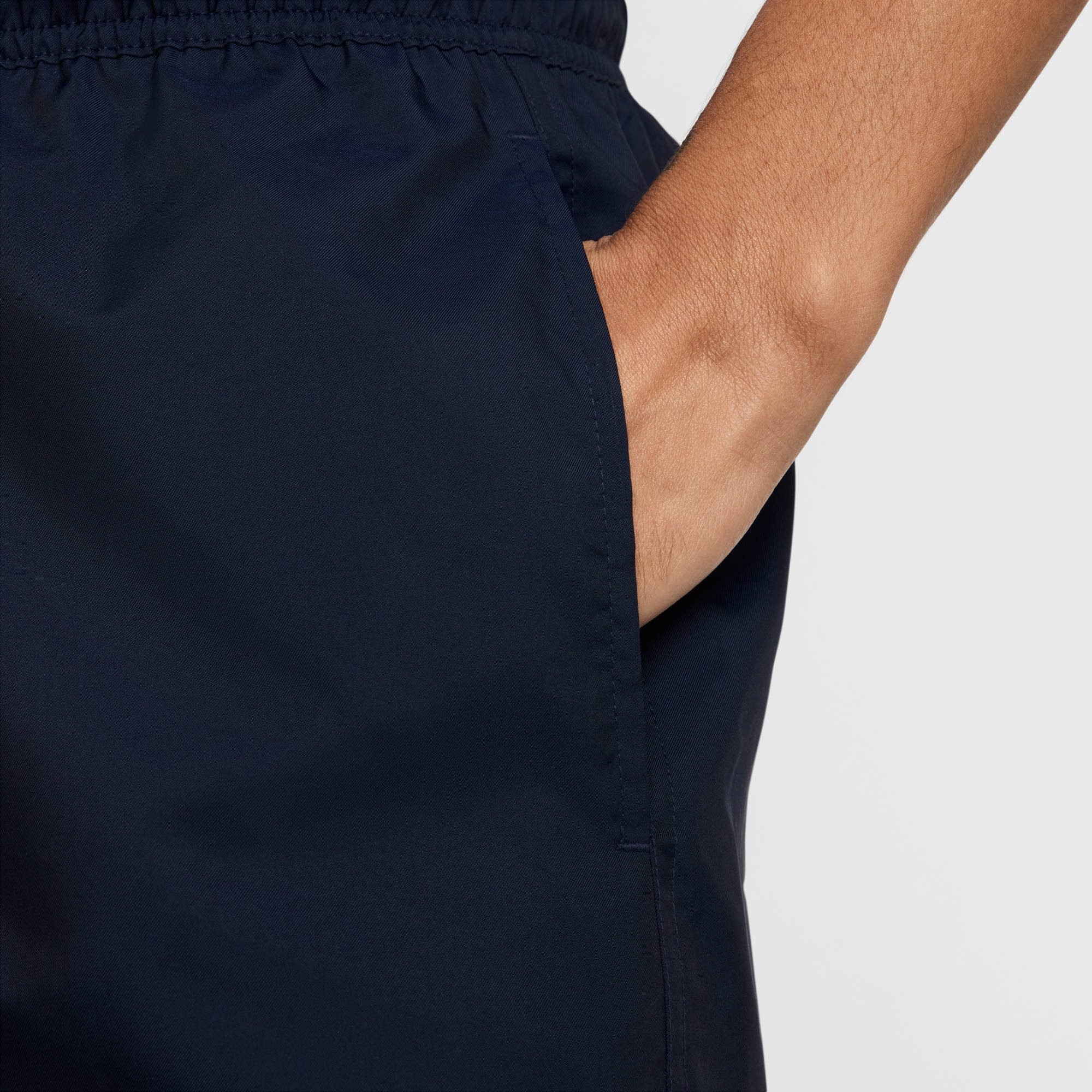 Nike Sportswear Shorts Nike Club Men's Woven Flow Shorts mit Eingrifftaschen und Gesäßtasche, schnell trocknend, pflegeleicht