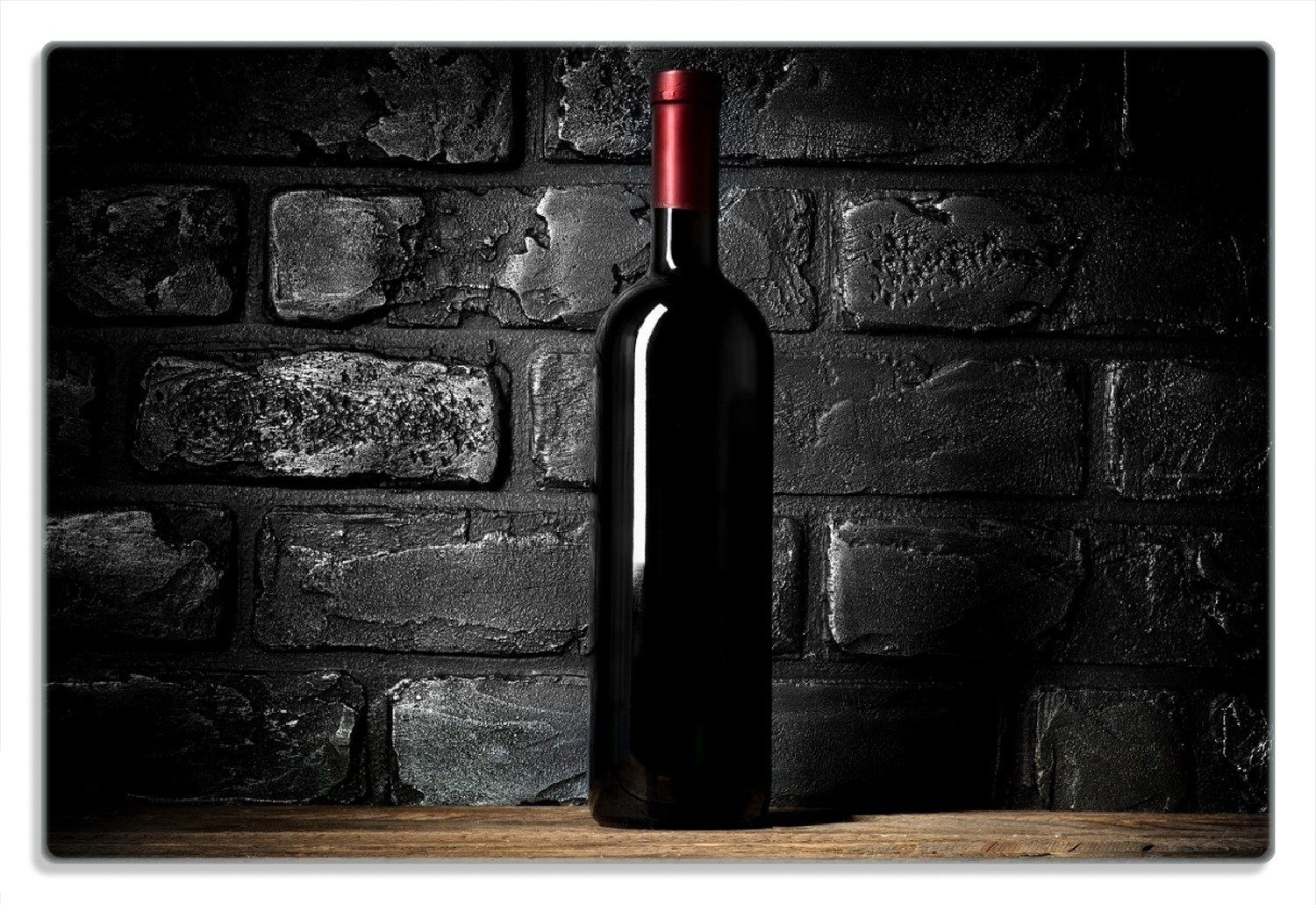 Frühstücksbrett Rotwein-Flasche am Abend