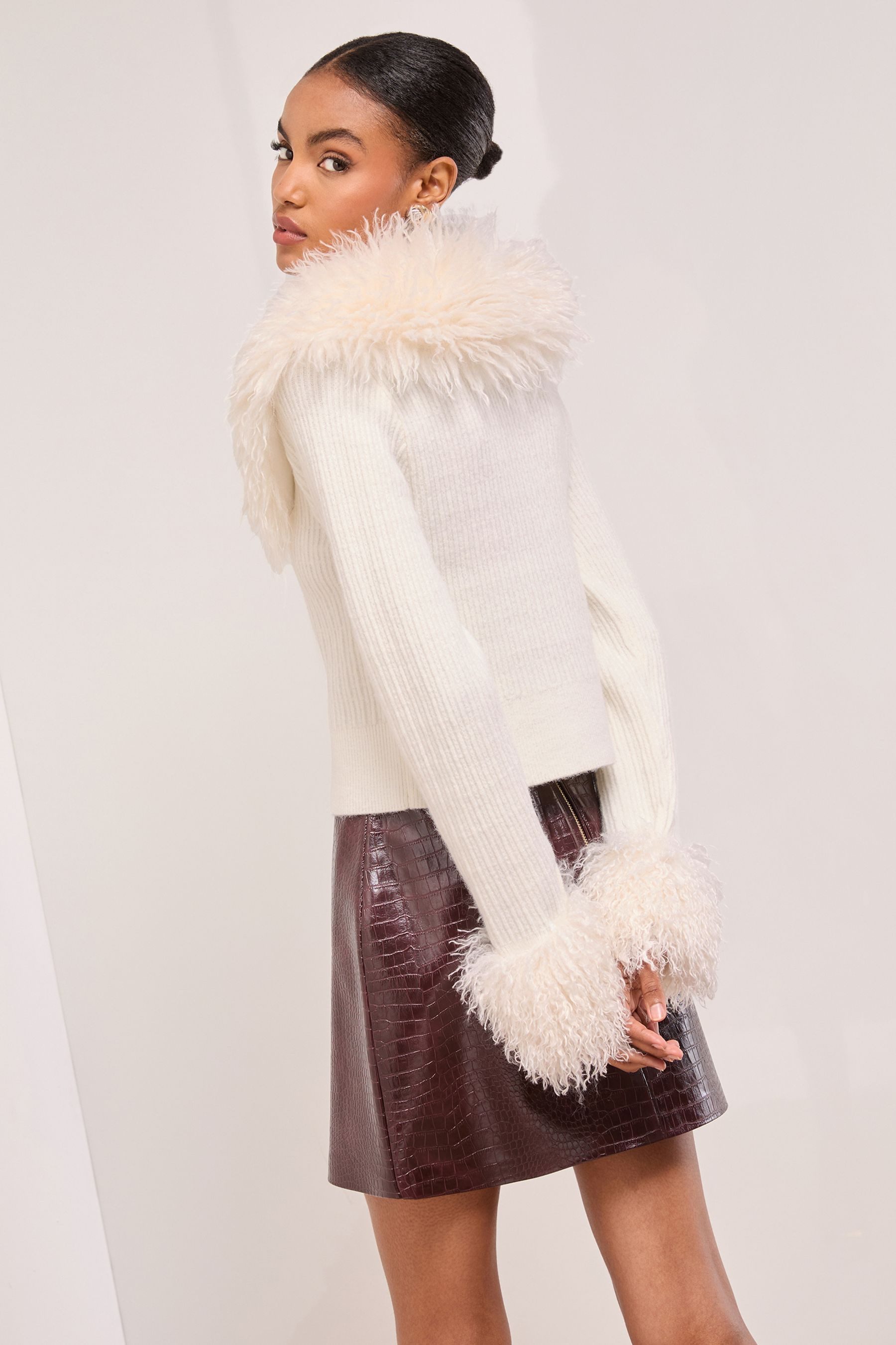 LIPSY Strickjacke Lipsy Strickjacke mit Kunstfellkragen, Regular (1-tlg)