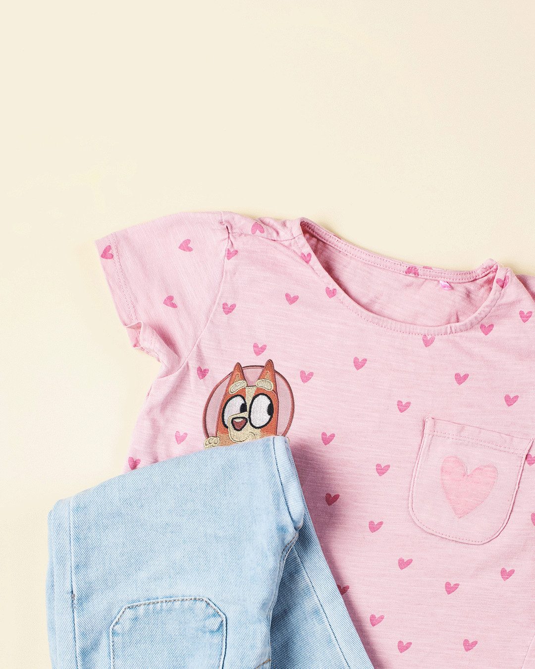 Bluey Aufnäher Bügelbild, Aufbügler, Applikationen, Patches, Flicken, zum aufbügeln, Polyester, Bluey © schaut - Größe: 6 x 5,2 cm