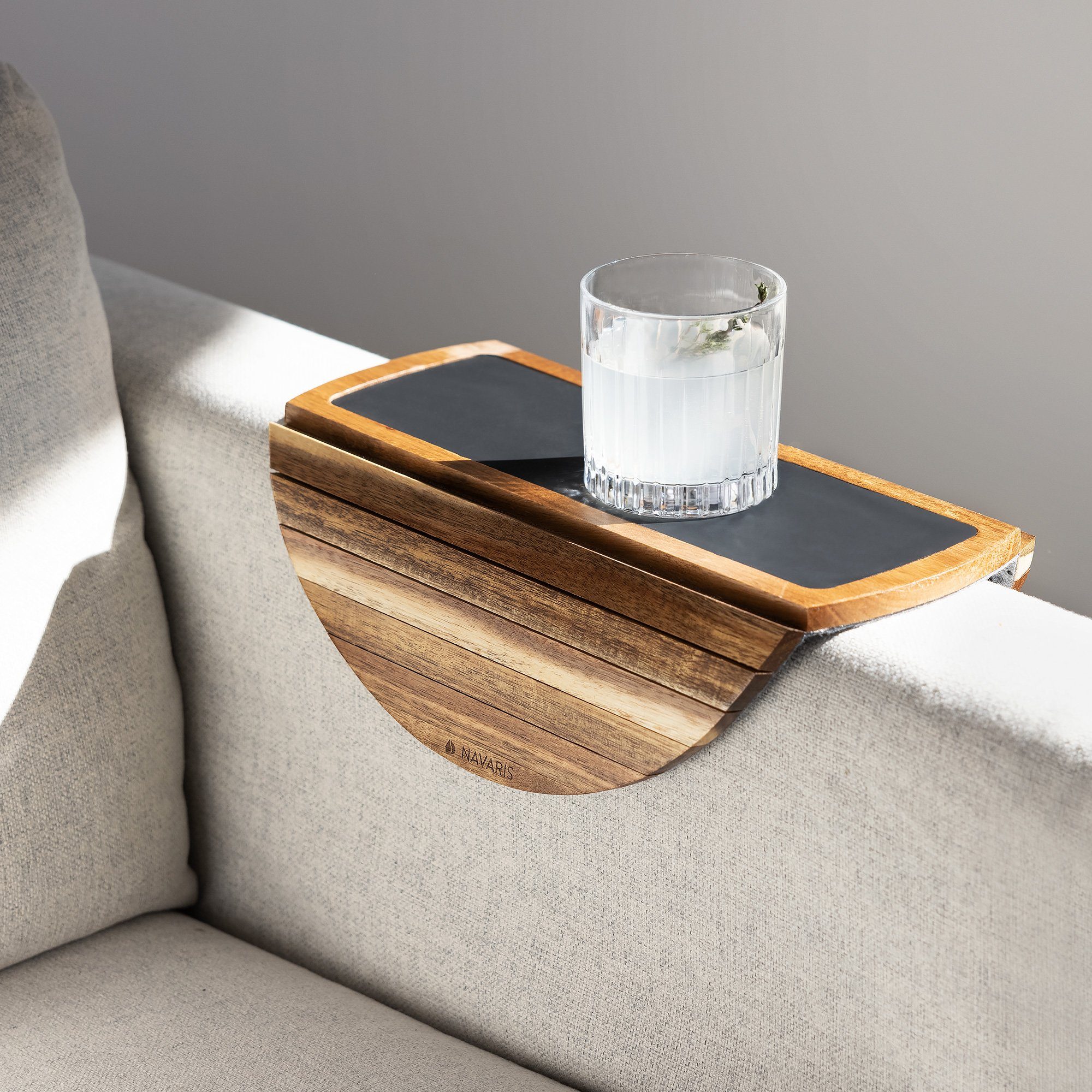 Navaris Tablett Sofaablage aus Akazienholz - Holz Ablage für Couch  Armlehne, Holz