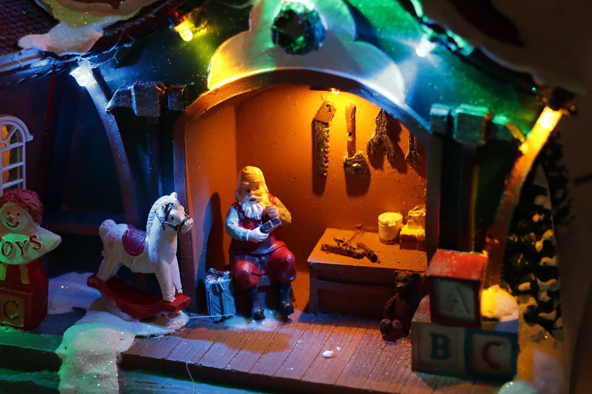 Musik und LuVille Weihnachtsszene, Werkstatt Weihnachtsdorf mit Beleuchtung Weihnachtsmann