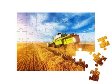 puzzleYOU Puzzle Mähdrescher-Ernte im goldenen Weizenfeld, 48 Puzzleteile, puzzleYOU-Kollektionen Landwirtschaft