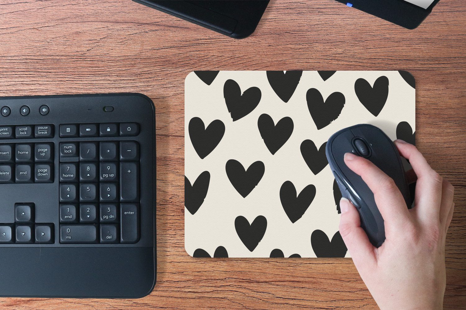 MuchoWow Mauspad Herzen - Schwarz - Beige (1-St), Gaming, Mousepad Klein, Büro Zubehör, Mausunterlage, 23x19 cm