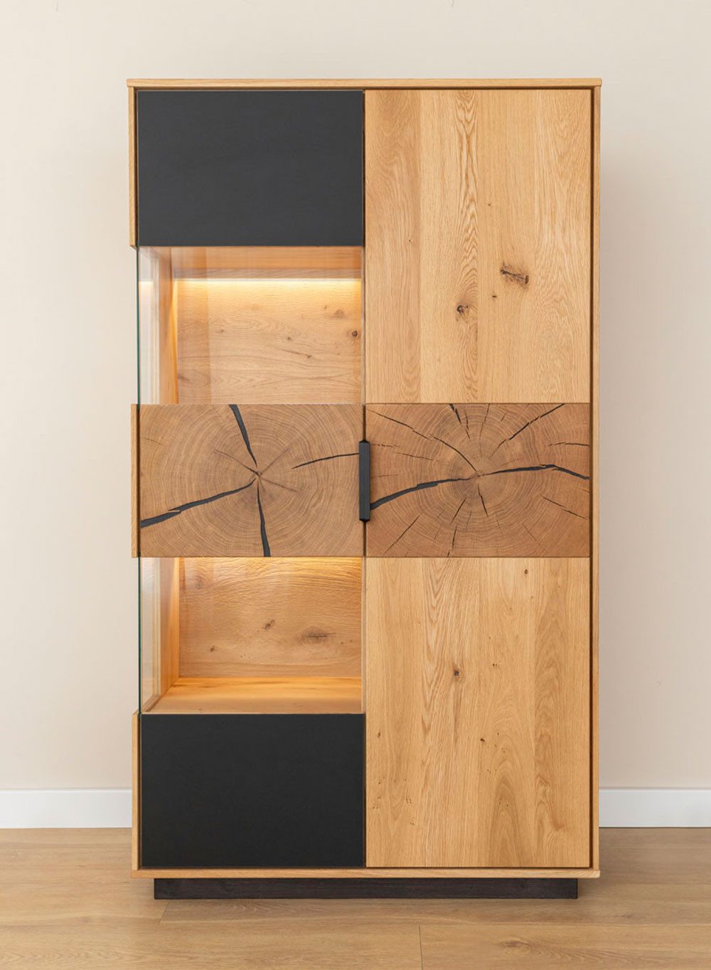 Feldmann-Wohnen Vitrine Tirano (2-türig, mit Einlegeböden, mit Glaseinsatz, 1-St., Massivholz, geölte Oberfläche) 83x39x147cm 2-türig Eiche Natur - Absetzungen schwarz / Hirnholz