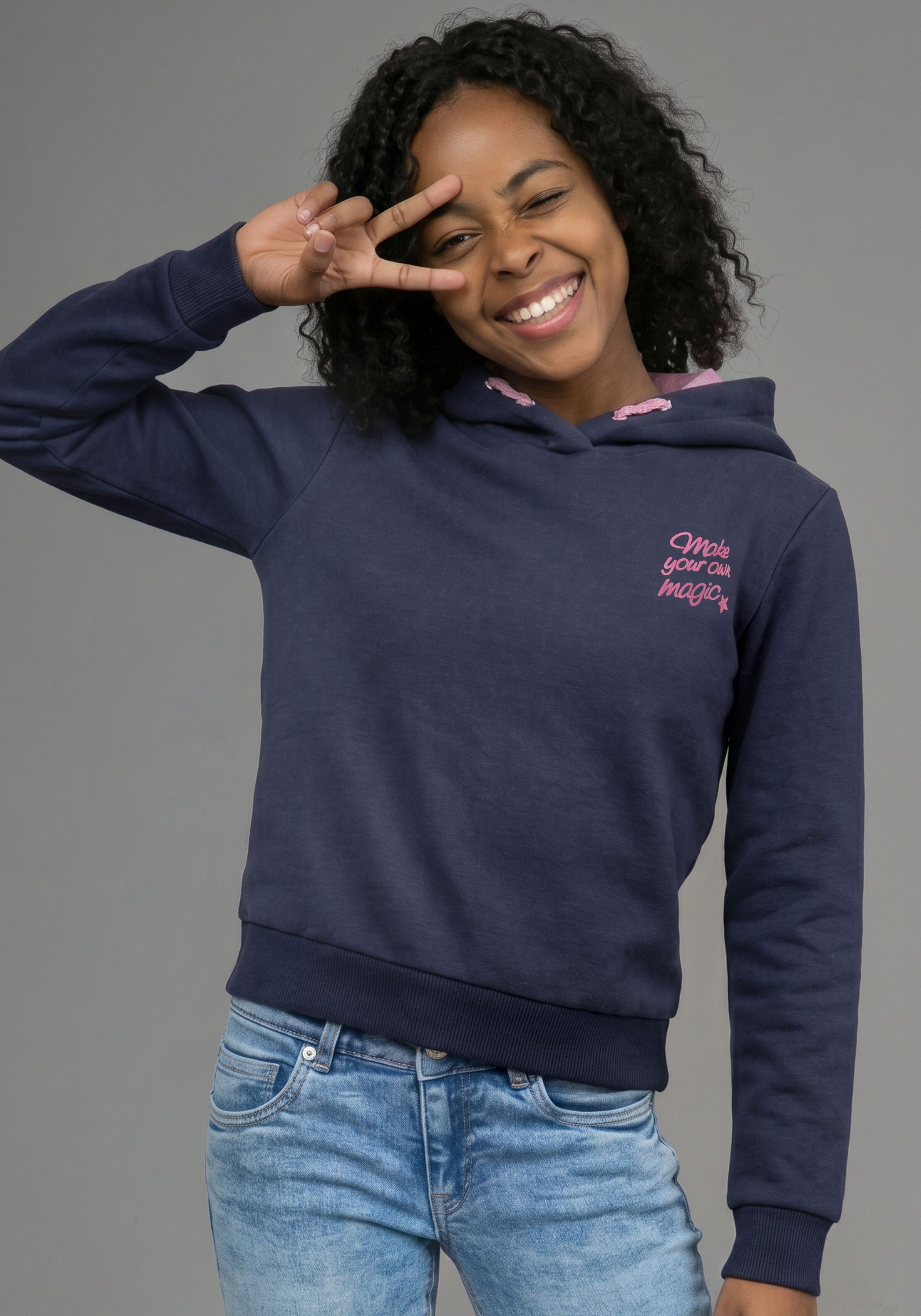 KIDSWORLD Kapuzenshirt Slogan Hoodie: MAKE YOUR OWN MAGIC kurze Schnittform, mit Langarm, mit Statement-Print, mit Kapuze