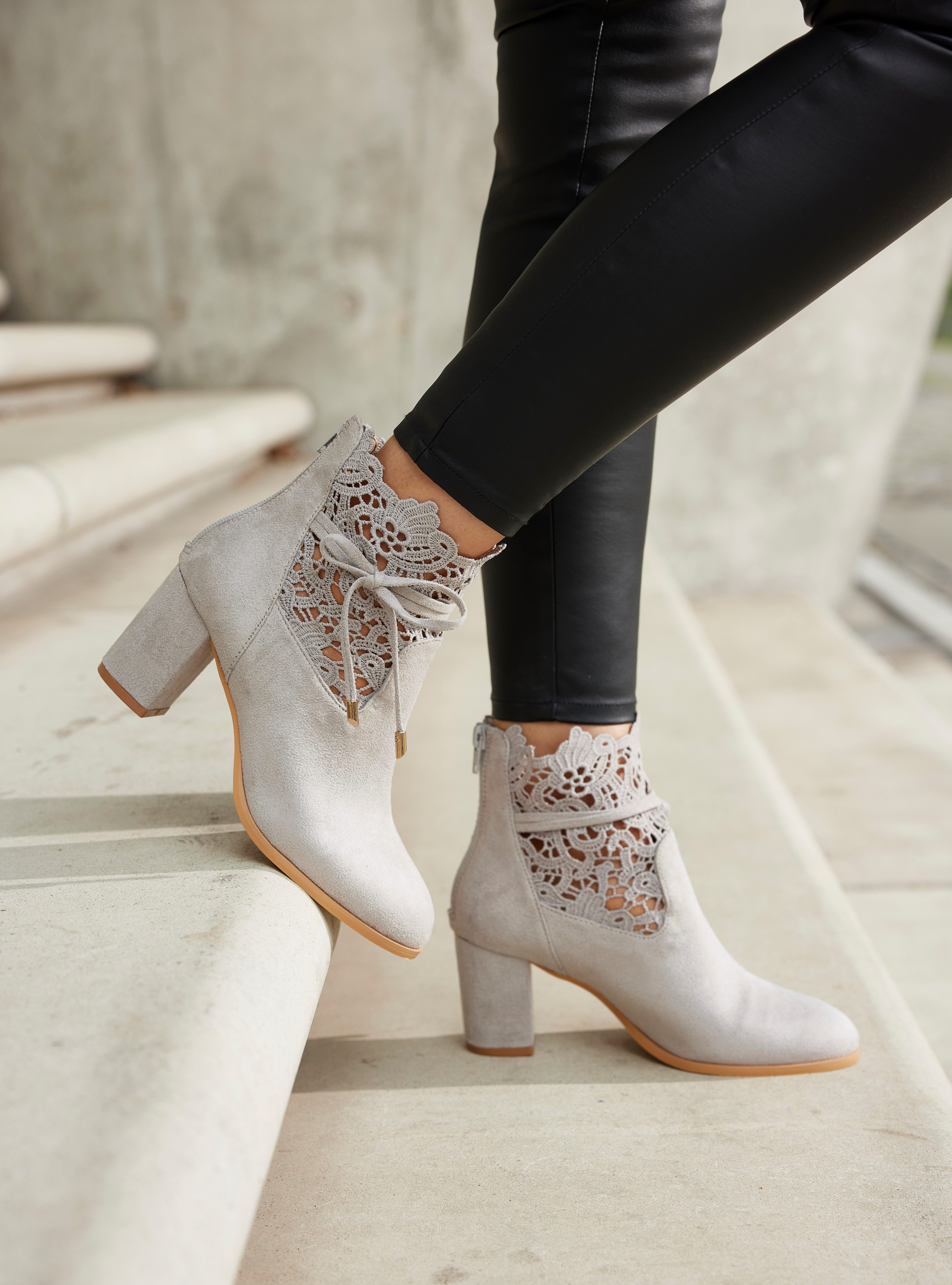 LASCANA High-Heel-Stiefelette mit modischer Spitze und bequemen Blockabsatz günstig online kaufen