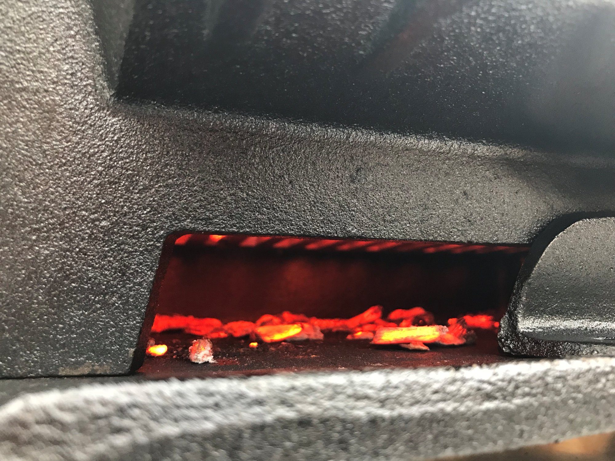 BBQ-Toro Holzkohlegrill Gusseisen Grilltopf mit Grillrost 50 x 25 x 23 cm Hibachi Style Holzko, Bereits eingebrannt
