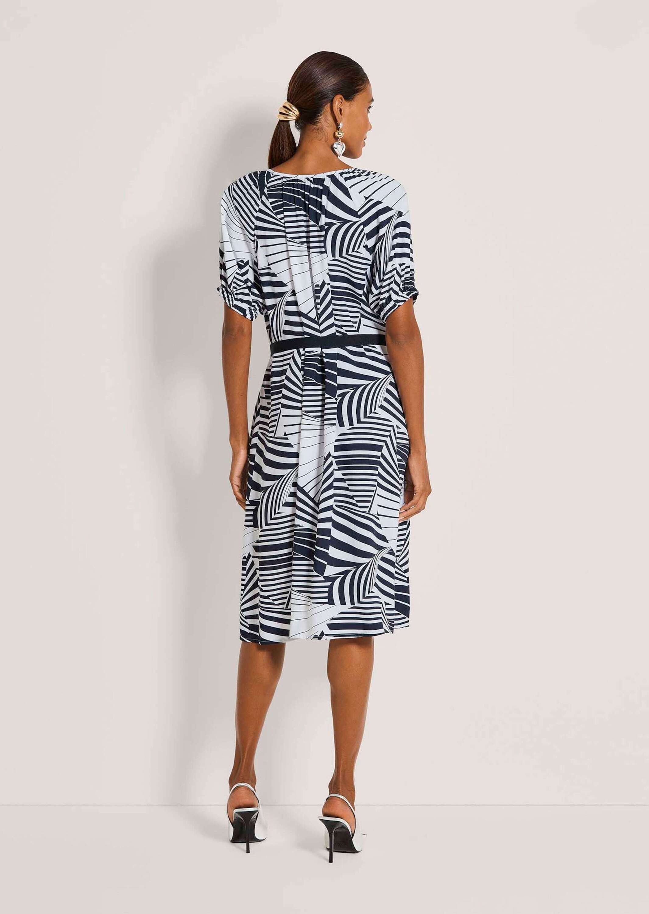MADELEINE Maxikleid Druckkleid mit grafischem Muster Viskosekleid mit Rundhals, Bindeband, Kurzarm und Knielänge
