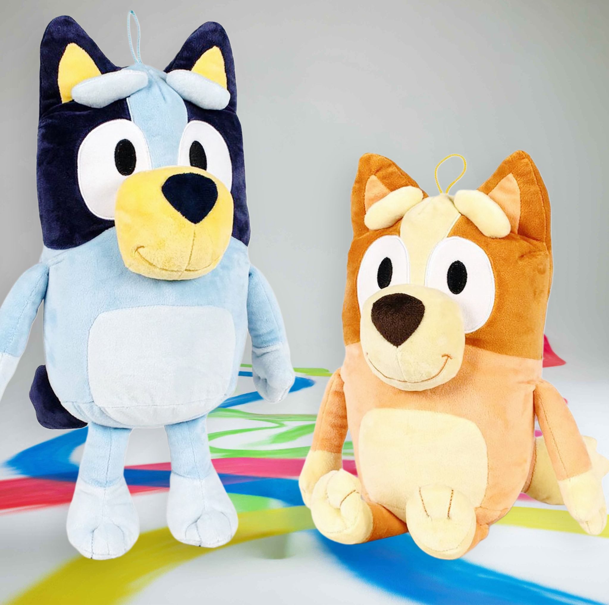 Play by Play Kuscheltier Bluey und Bingo Kuscheltier blau Figur Bluey Plüsch 35 cm Plüsch (Set, 1-St., Geschenk-Set), eine kuschelweiche Figure mit verstecktem Reißverschlussfach hinten