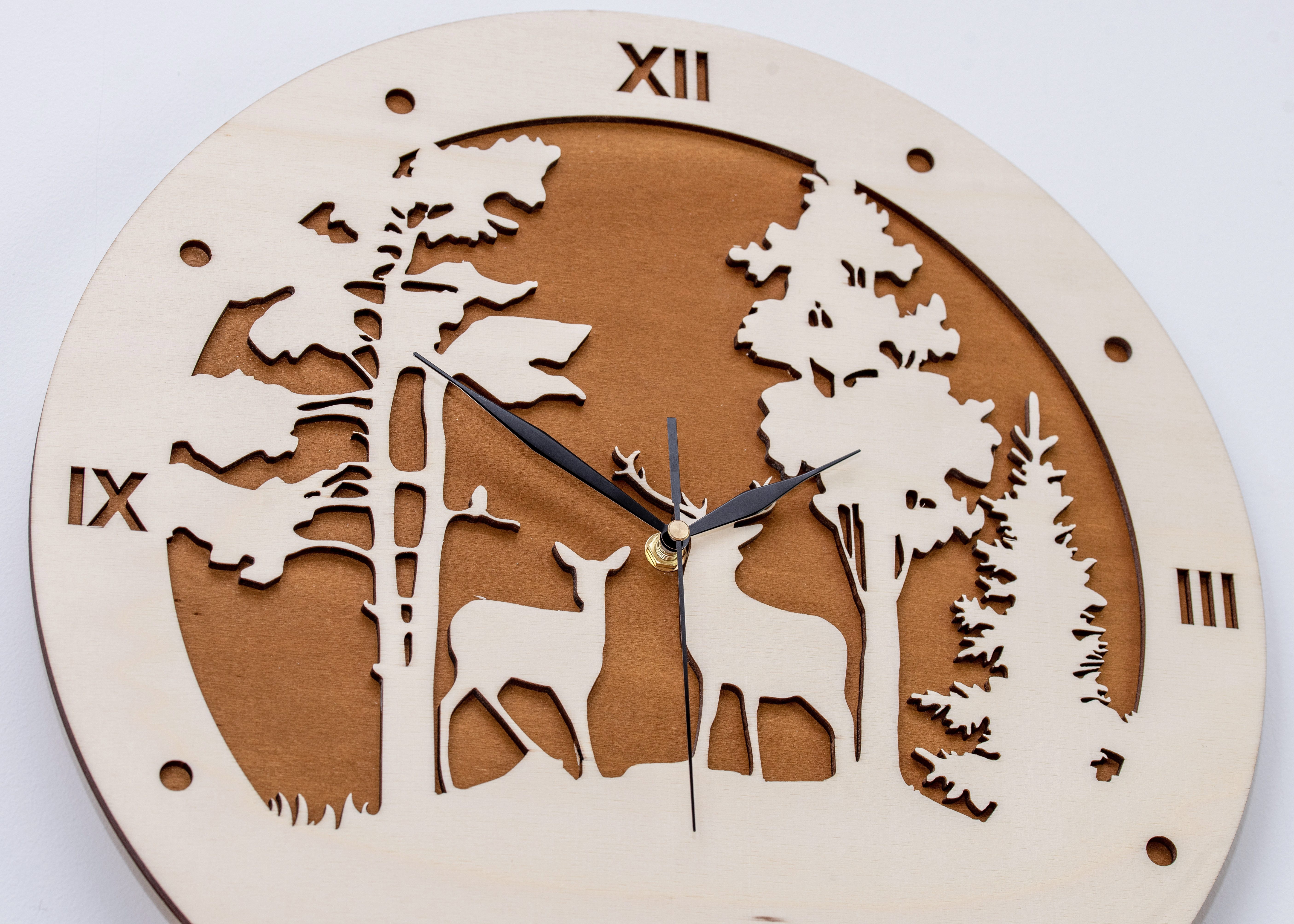 ORNAMENTI Wanduhr rustikal, skandinavisch, alpenländischer Stil, Hirsch, moderne, holz (hingucker Wanduhr, Handmade, ohne Ticken, Wanddeko, 3 Größen)