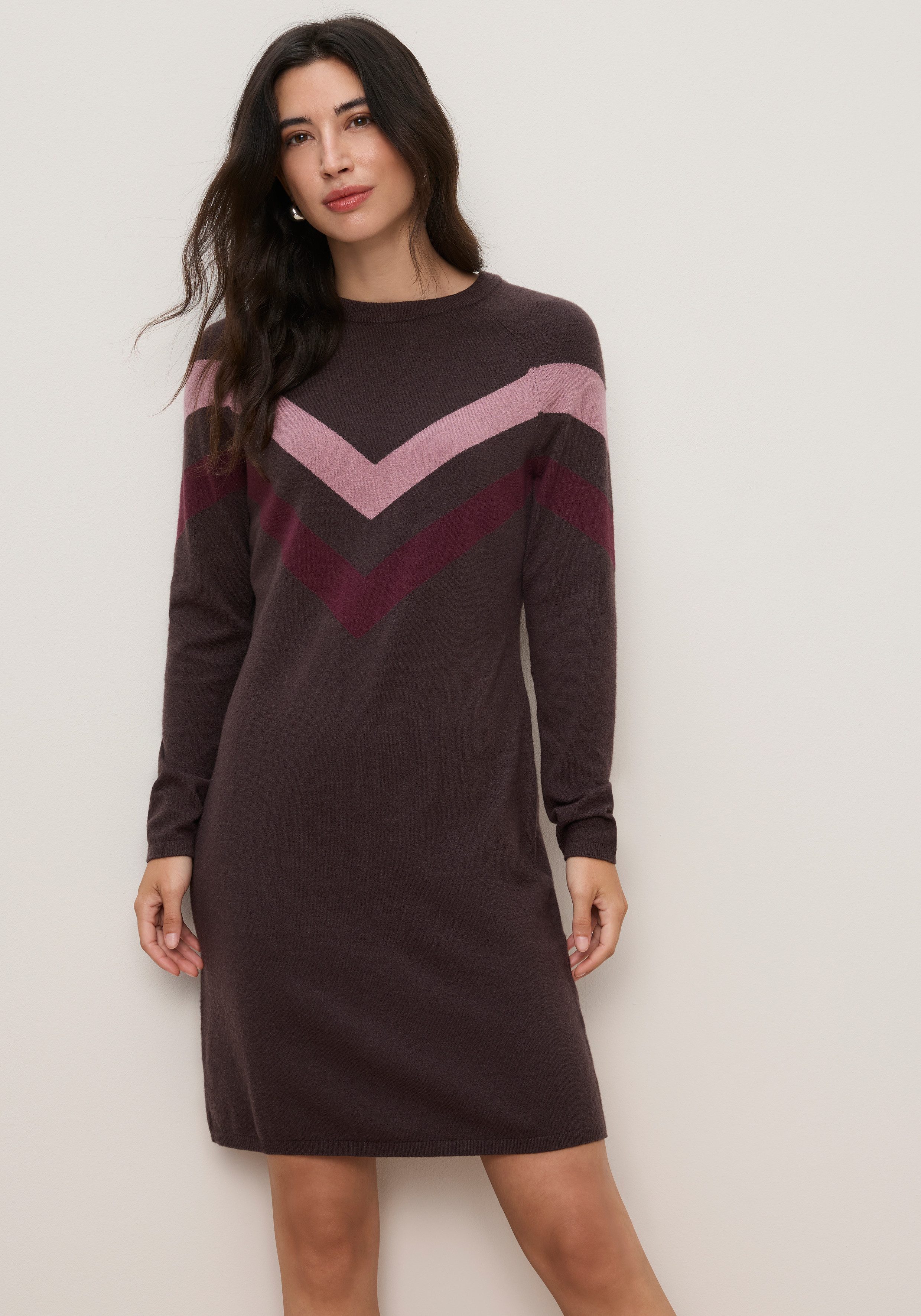 Tamaris Strickkleid aus angenehmer Viskosemischung lässiger Look mit Zickzack-Muster