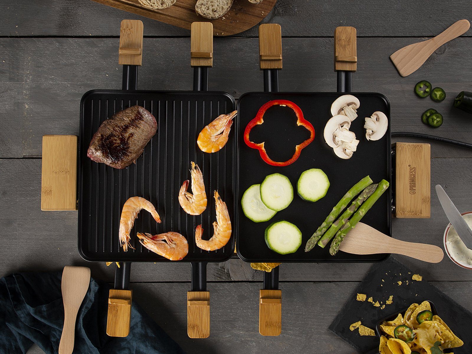 PRINCESS Raclette, 8 Raclettepfännchen, 1300 W, Tischgrill Holz Design 2-8 Personen Parkdeck für benutzte Pfännchen