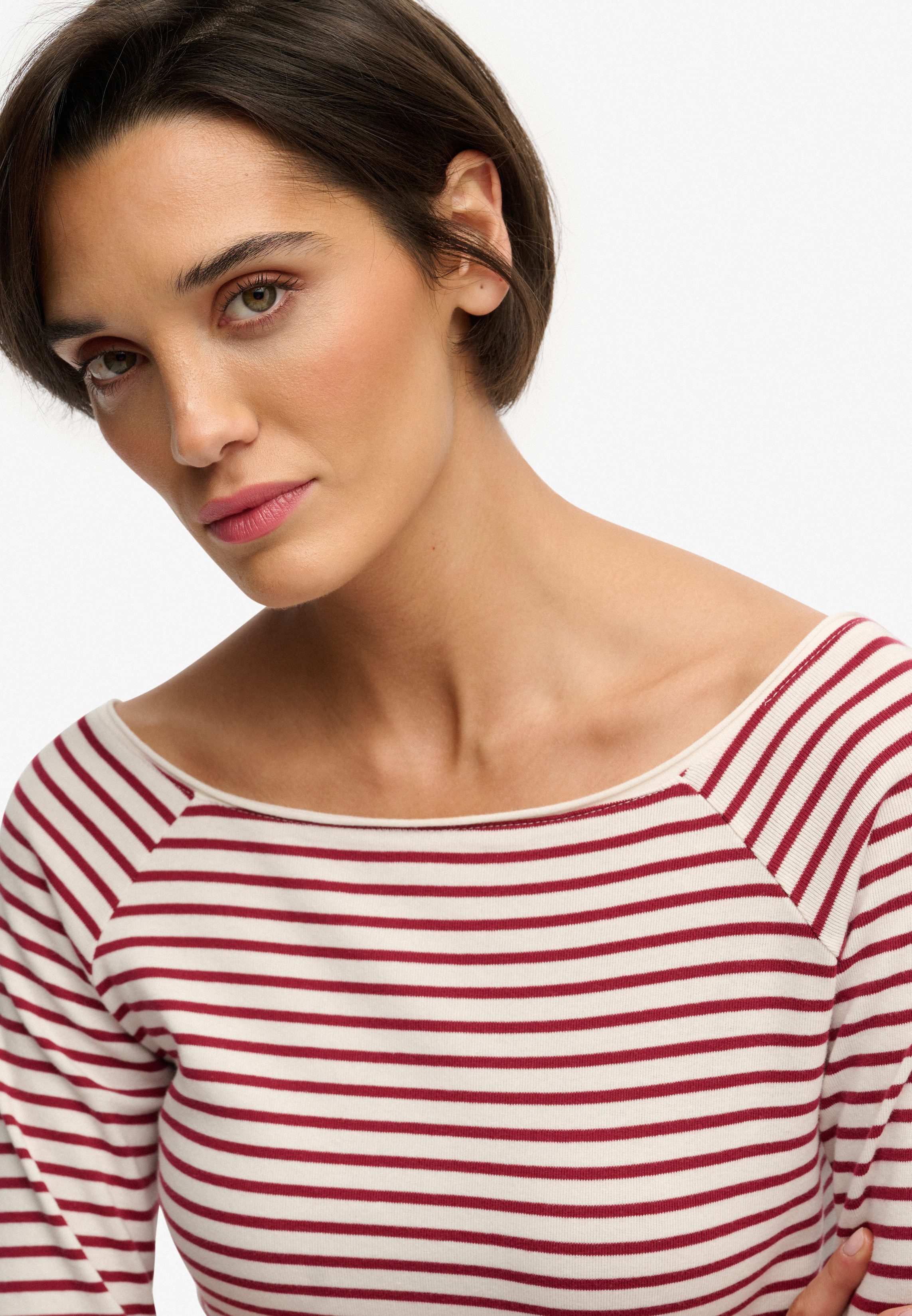 Superdry Langarmshirt BARDOT OFF SHOULDER TOP mit U-Boot Ausschnitt und Wellenkante am Bund, gesticktes Logo am Saum