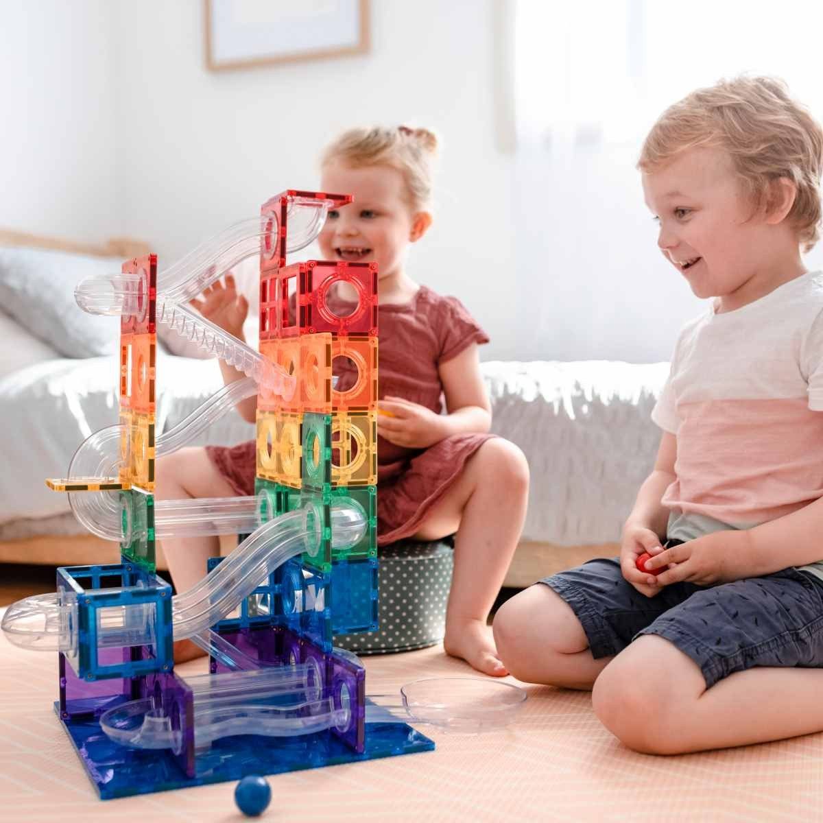 Connetix Kugelbahn Rainbow Ball Run verstärkte Magnete pädagogisches Lernspiel Magnetspielbausteine, (Open Play, 92 Teile), ab 3 Jahren