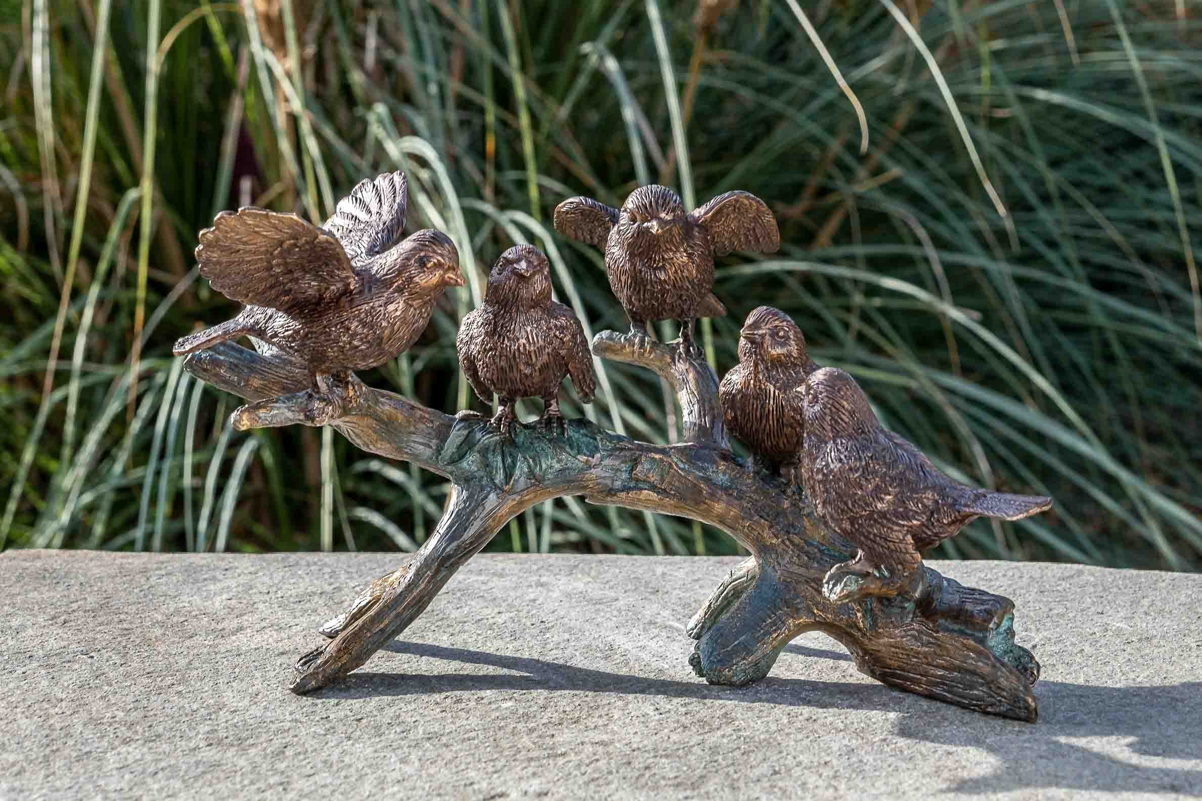 IDYL Gartenfigur Bronze Vogel witterungsbeständig Wachsausschmelzverfahren Regen und gegossen Bronze-Skulptur – Langlebig und auf – in Ast, von Frost, gegen Modelle robust IDYL werden sehr Die patiniert. in Hand UV-Strahlung. Bronze –