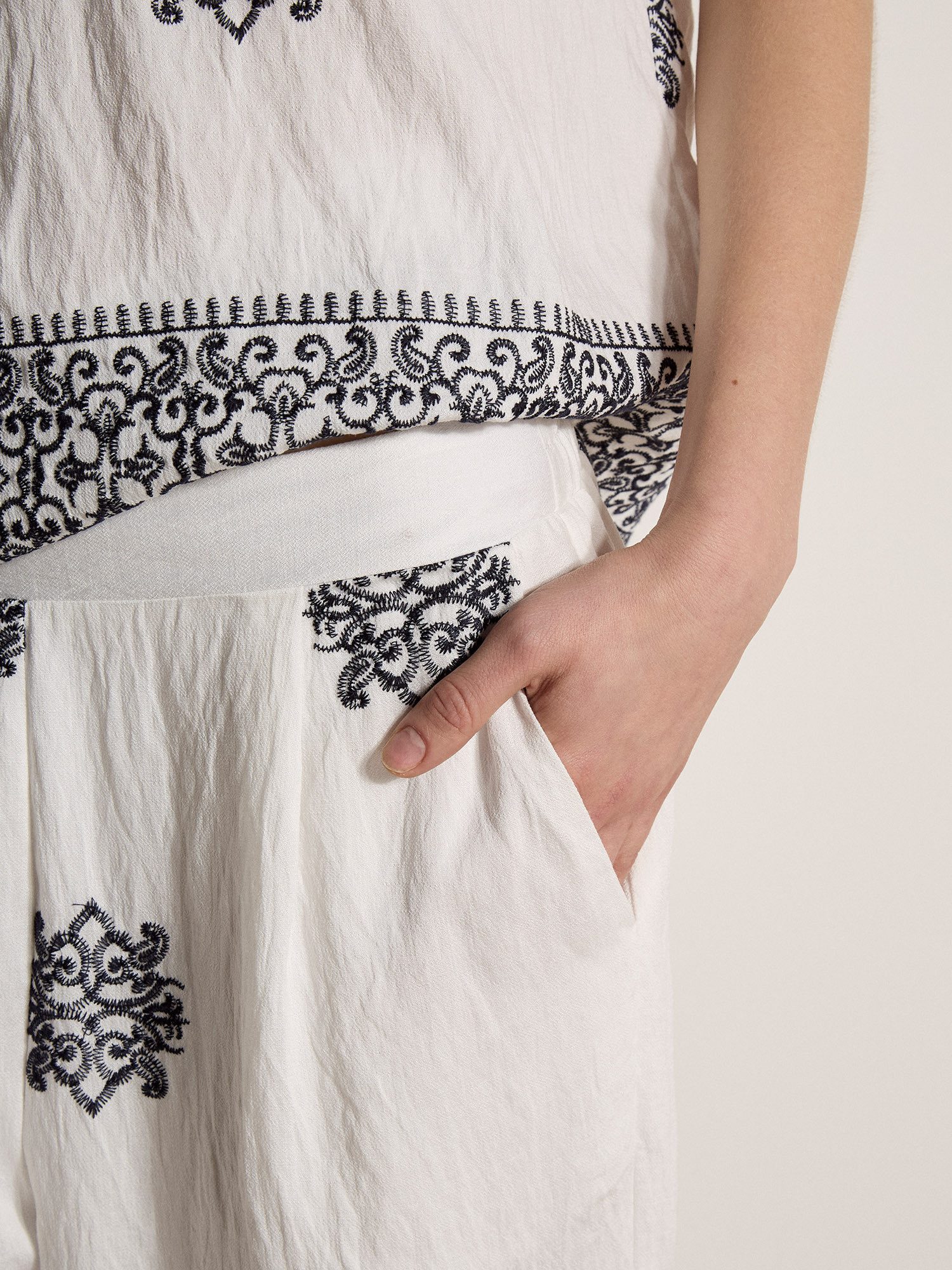 Apricot Stoffhose Weite Hose mit Paisleymuster mit Stickerei